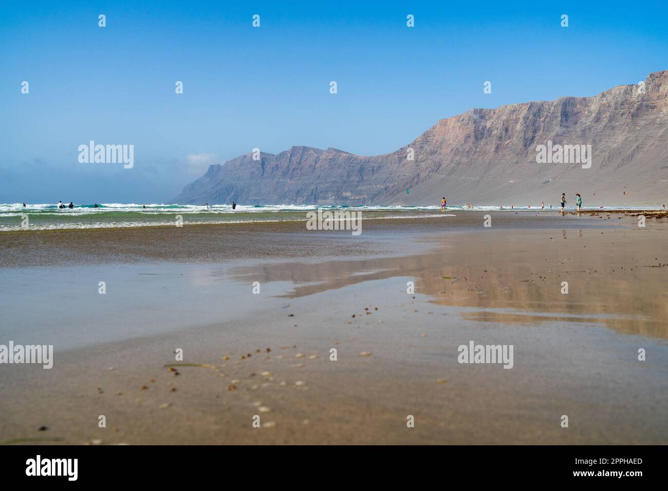 Plage de Famara (Playa de Famara), plage de surf populaire à Lanzarote. Îles Canaries. Espagne. Banque D'Images