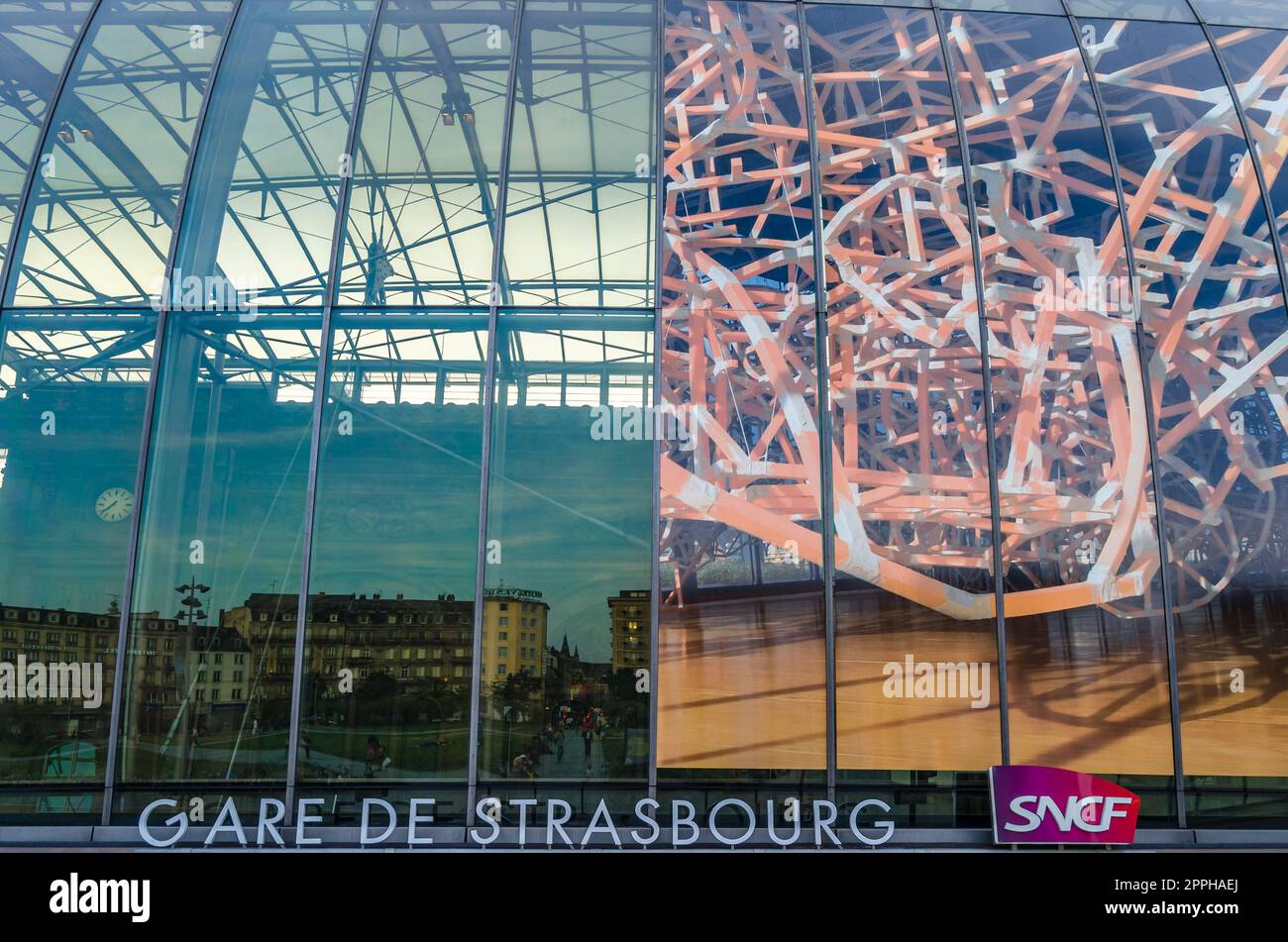 STRASBOURG, FRANCE - 29 AOÛT 2013 : façade de la gare moderne de Strasbourg, Alsace, France Banque D'Images