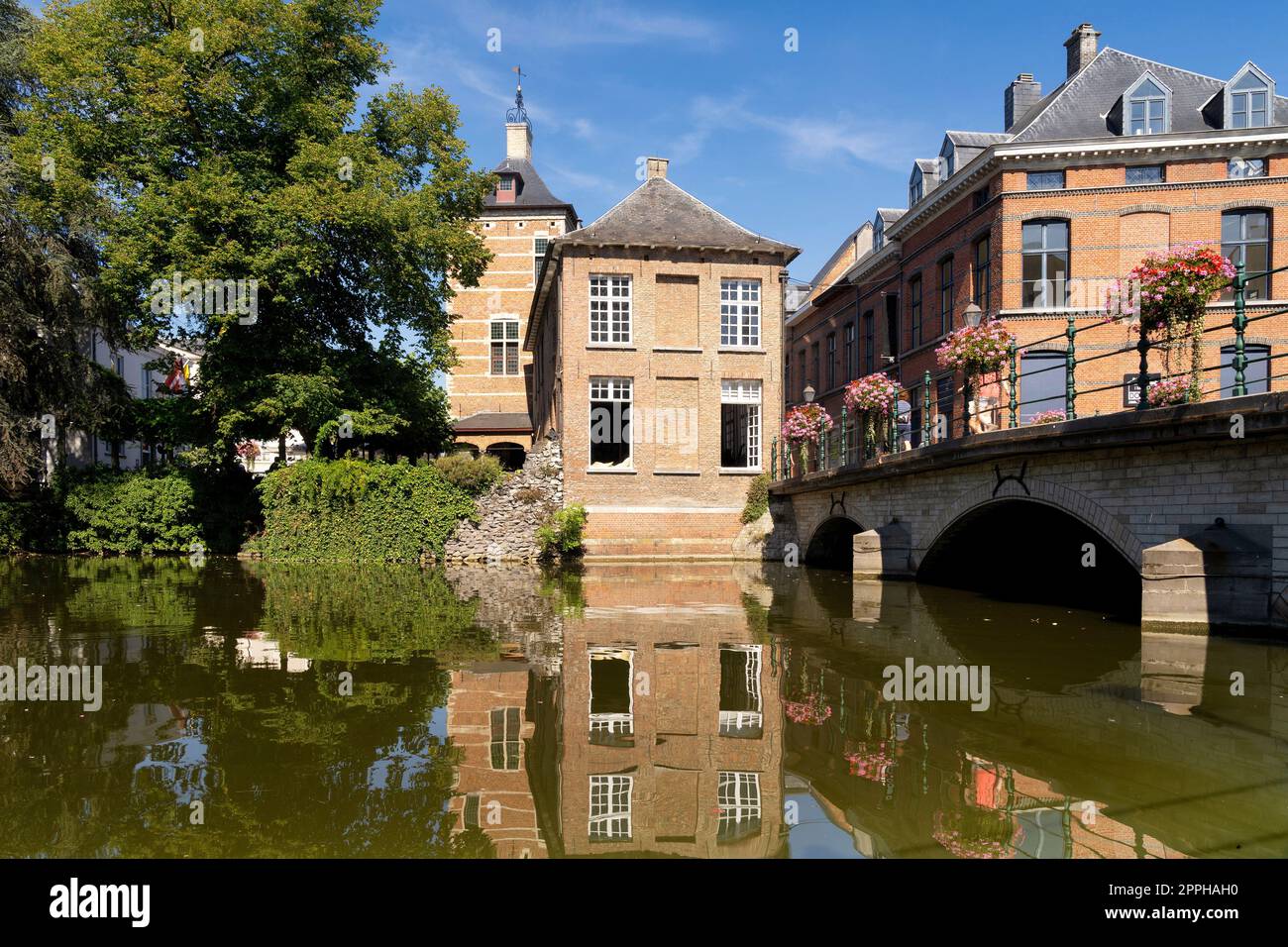 Pont sur un canal dans la ville belge de Lier Banque D'Images