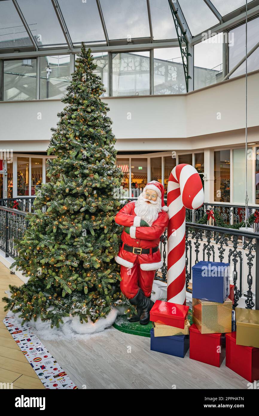 Père Noël, sapin de Noël et cadeaux en décoration dans le centre commercial Arnotts sur Henry Street Banque D'Images