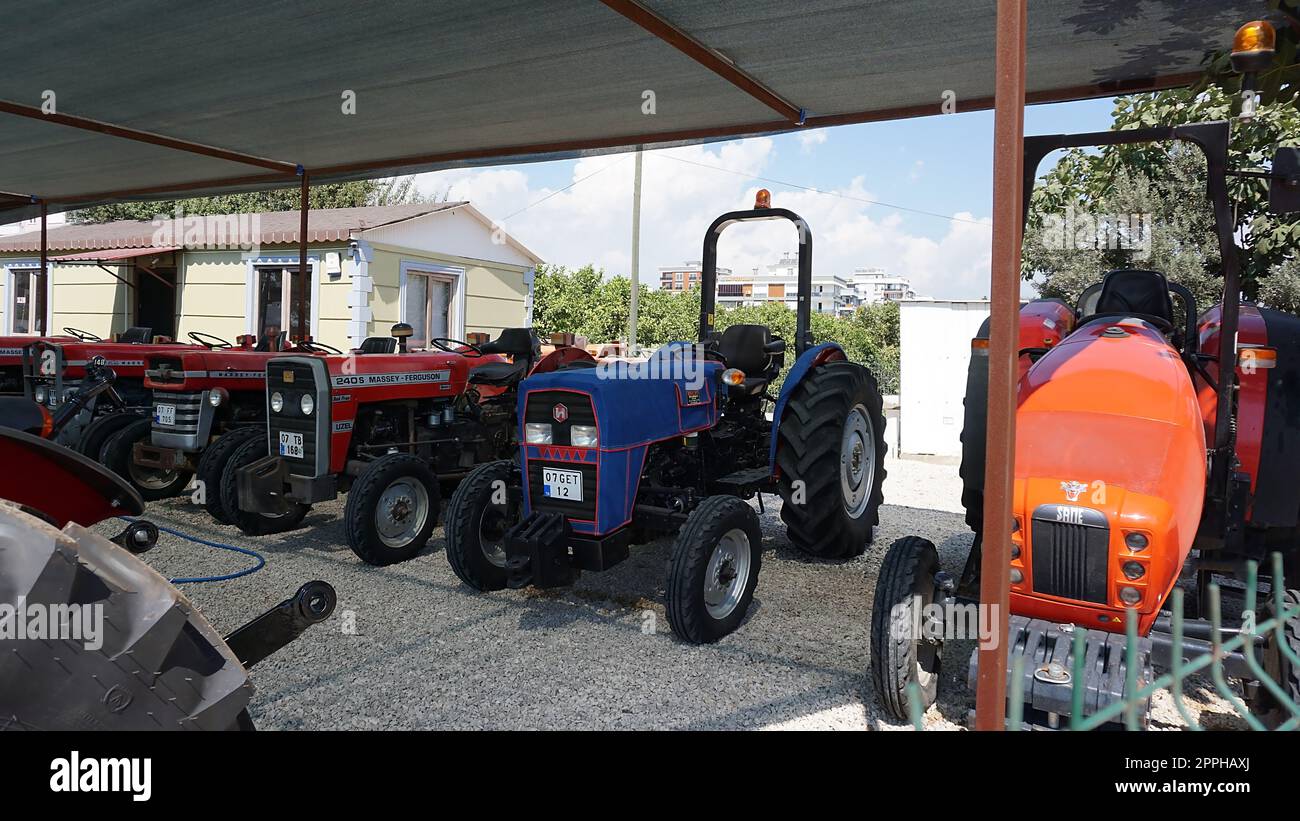 Kiev, Ukraine - 16 juin 2022 : tracteur Massey Ferguson et logo . Massey Ferguson Limited est un important fabricant américain d'équipements agricoles Banque D'Images