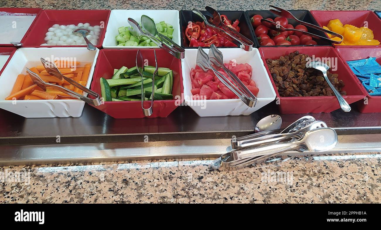 Nourriture sur les étagères dans le buffet en libre-service avec tout compris en Turquie Banque D'Images