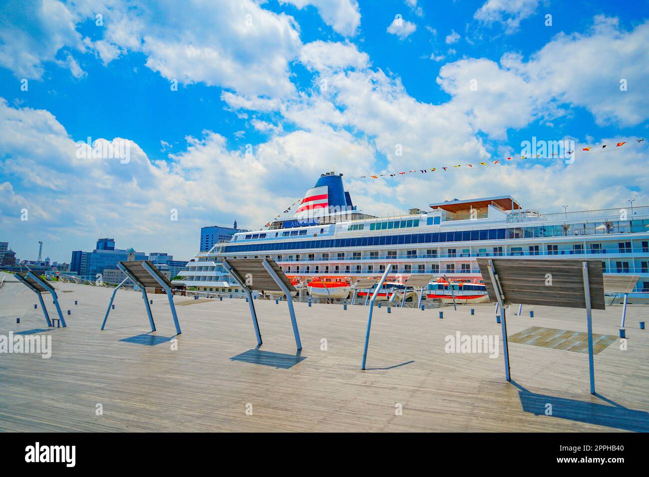 Asuka 2 (un bateau de croisière de luxe ancré à Yokohama) Banque D'Images