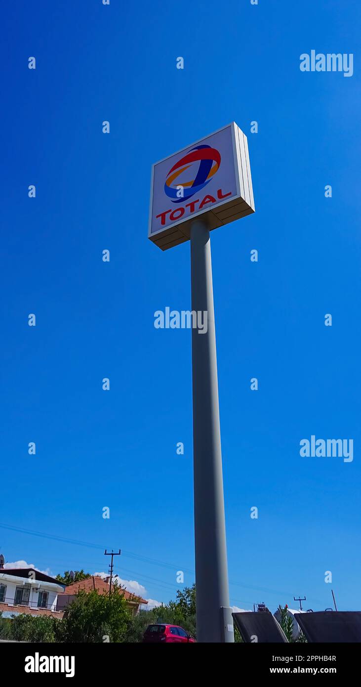 Marmaris, Turquie - 22 septembre 2022 : signe total d'une station-service. Total est une multinationale pétrolière française et l'une des sociétés pétrolières Supermajor dans le monde. Banque D'Images