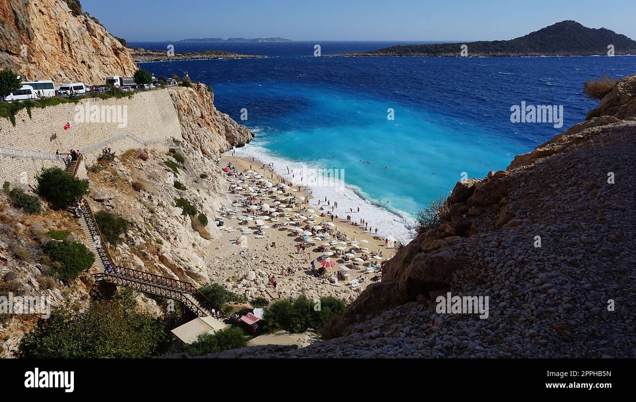 Vue aérienne de la route de la foule de personnes se relaxant sur la plage. Nageant les gens en mer. Vue de dessus de Kaputas Beach entre Kas et Kalkan Banque D'Images