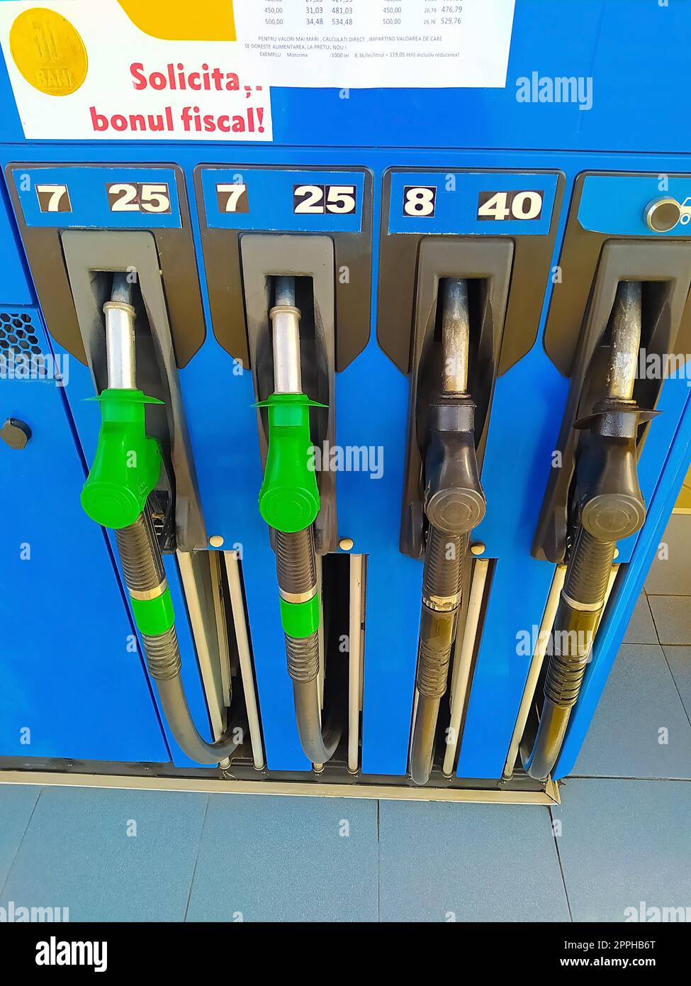 Bacau, Roumanie - 11 septembre 2022 : remplissage de buses dans une station-service OMV. Banque D'Images