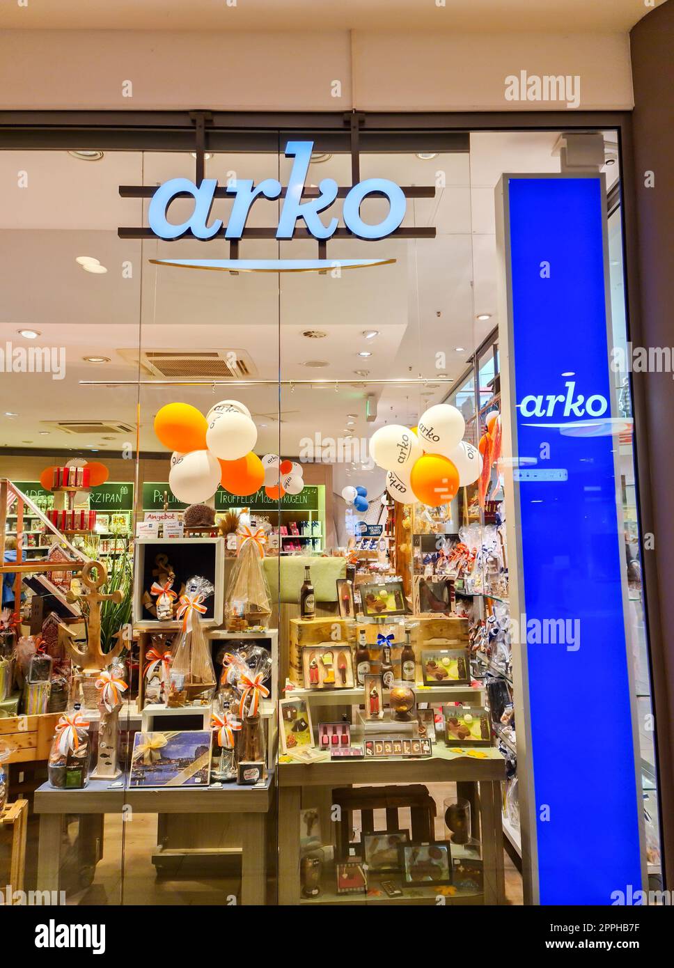 Kiel, Allemagne - 16. Octobre 2022 : un grand logo de la chaîne de magasins nommée Arko dans un centre commercial. Banque D'Images