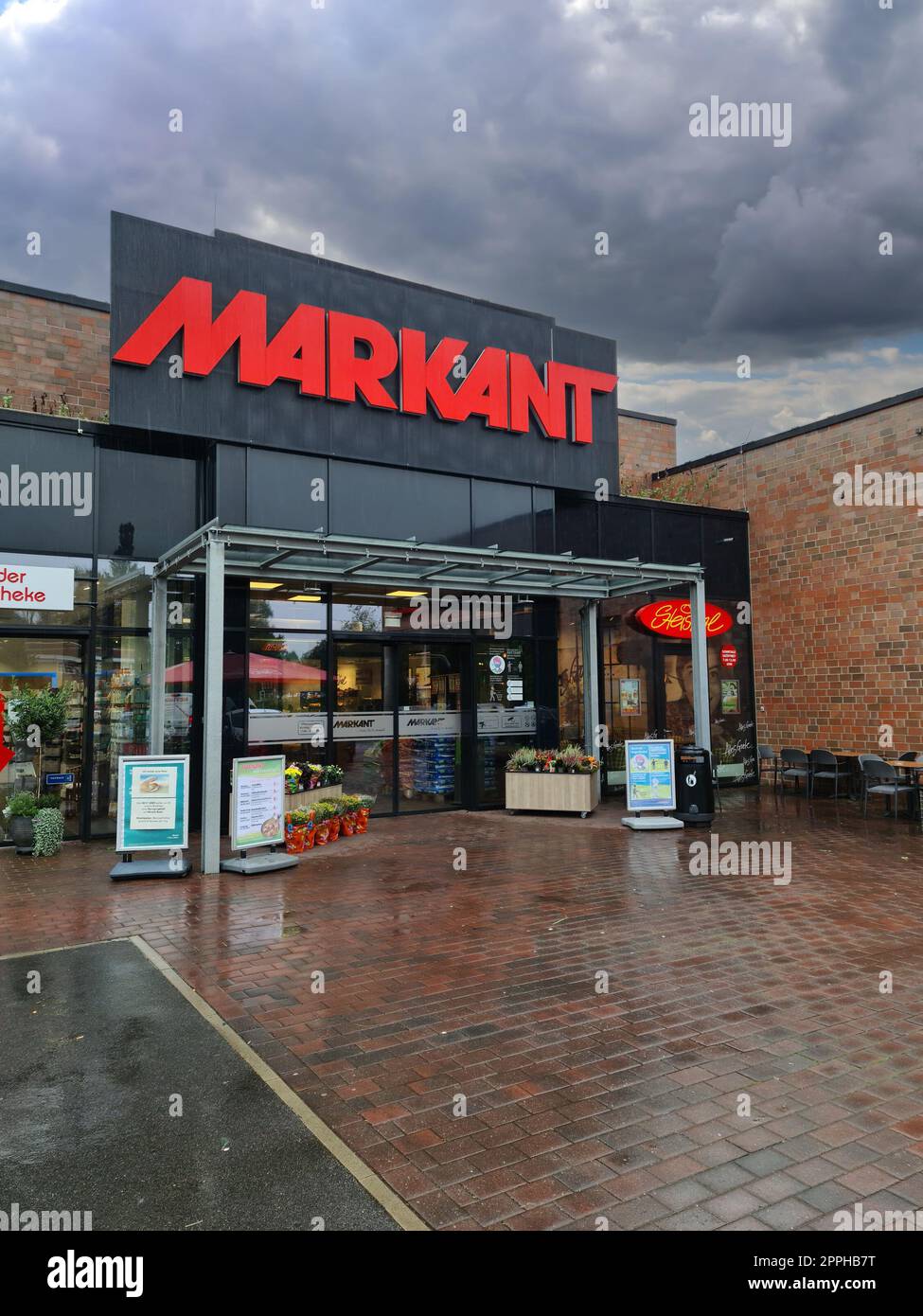 Kiel, Allemagne - 16. Octobre 2022 : entrée d'un supermarché de la société Markant. Banque D'Images