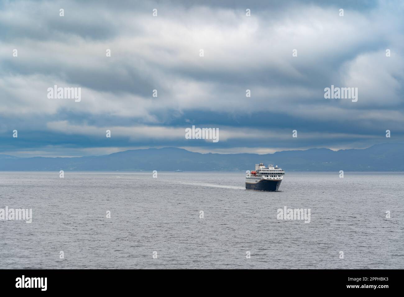 Un ferry par temps couvert Banque D'Images