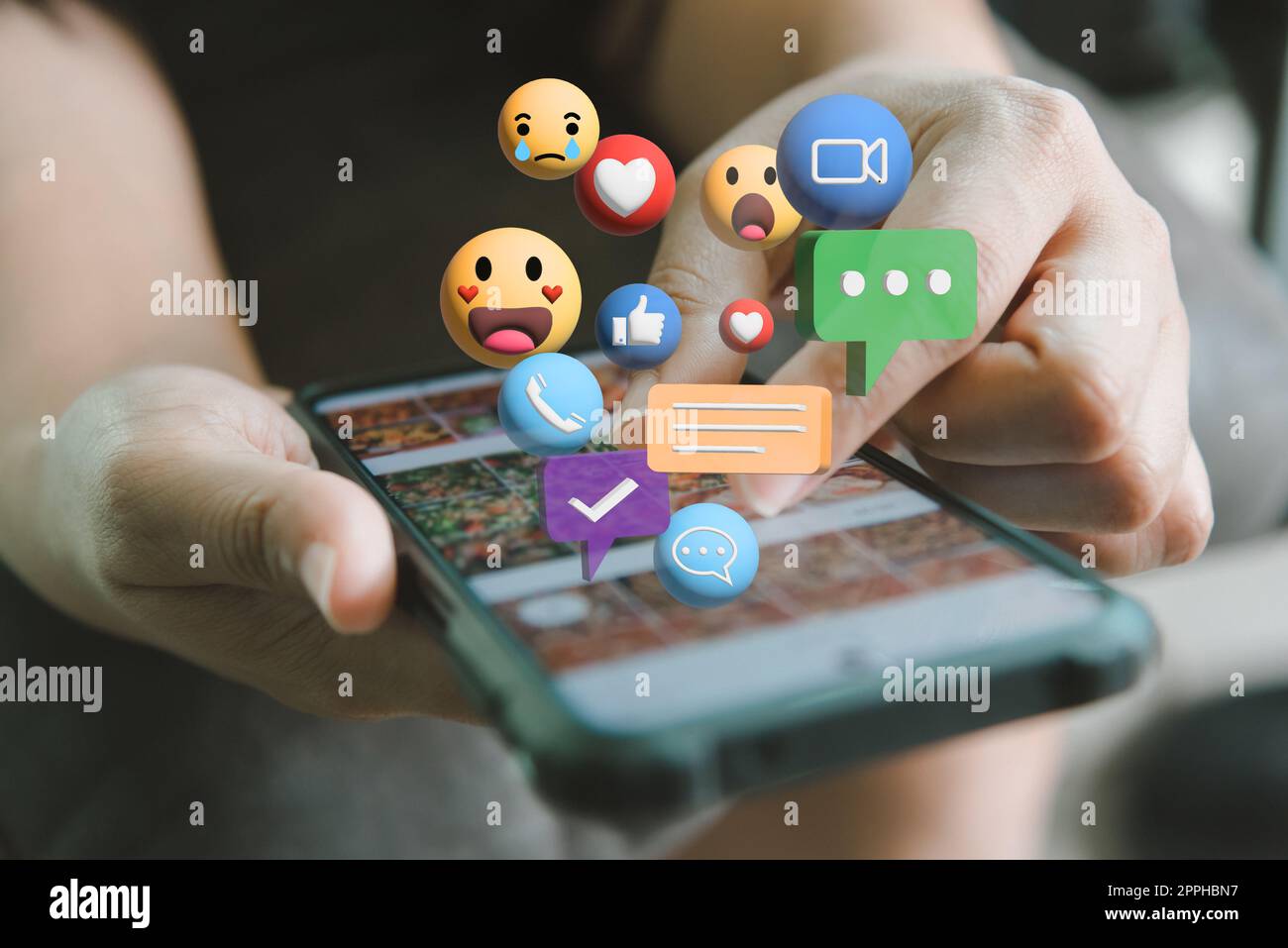 Femme tenant le smartphone mobile icône de médias sociaux et de communication numérique Internet marketing technologie business concept. Banque D'Images