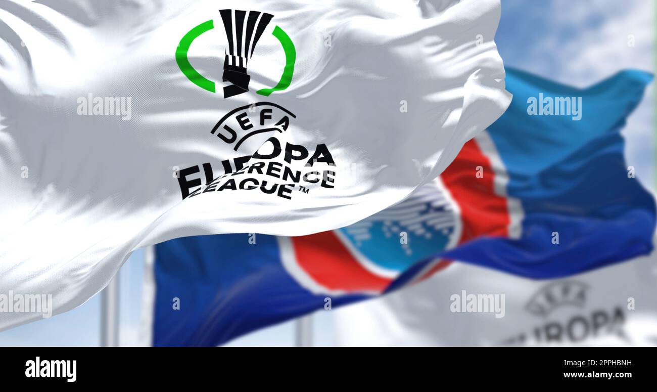 Drapeaux avec UEFA et UEFA Europa Conference League agitant dans le vent Banque D'Images