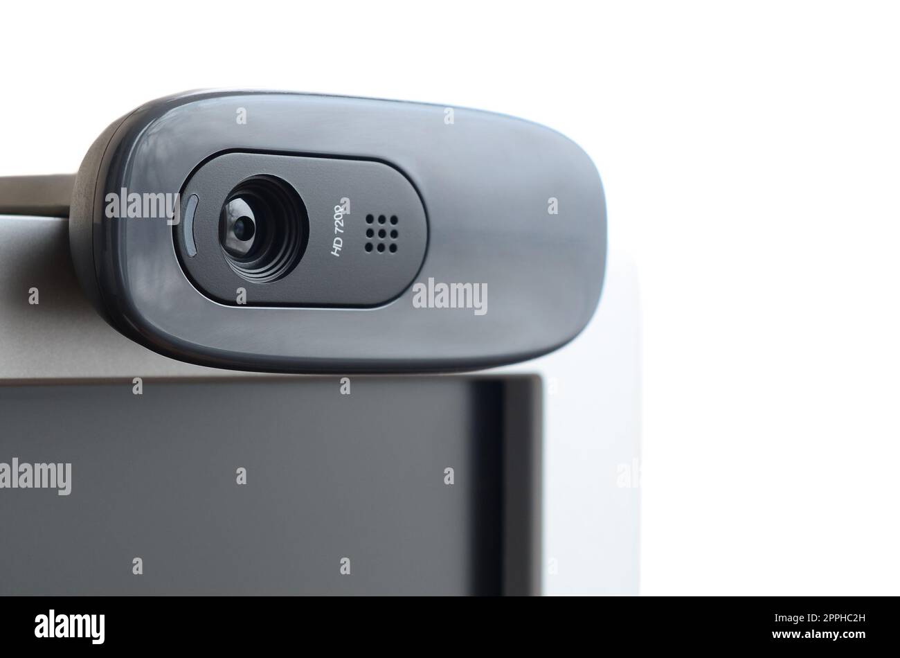 Une webcam moderne est installée sur le boîtier d'un moniteur à écran plat. Périphérique de communication vidéo et d'enregistrement vidéo de haute qualité Banque D'Images