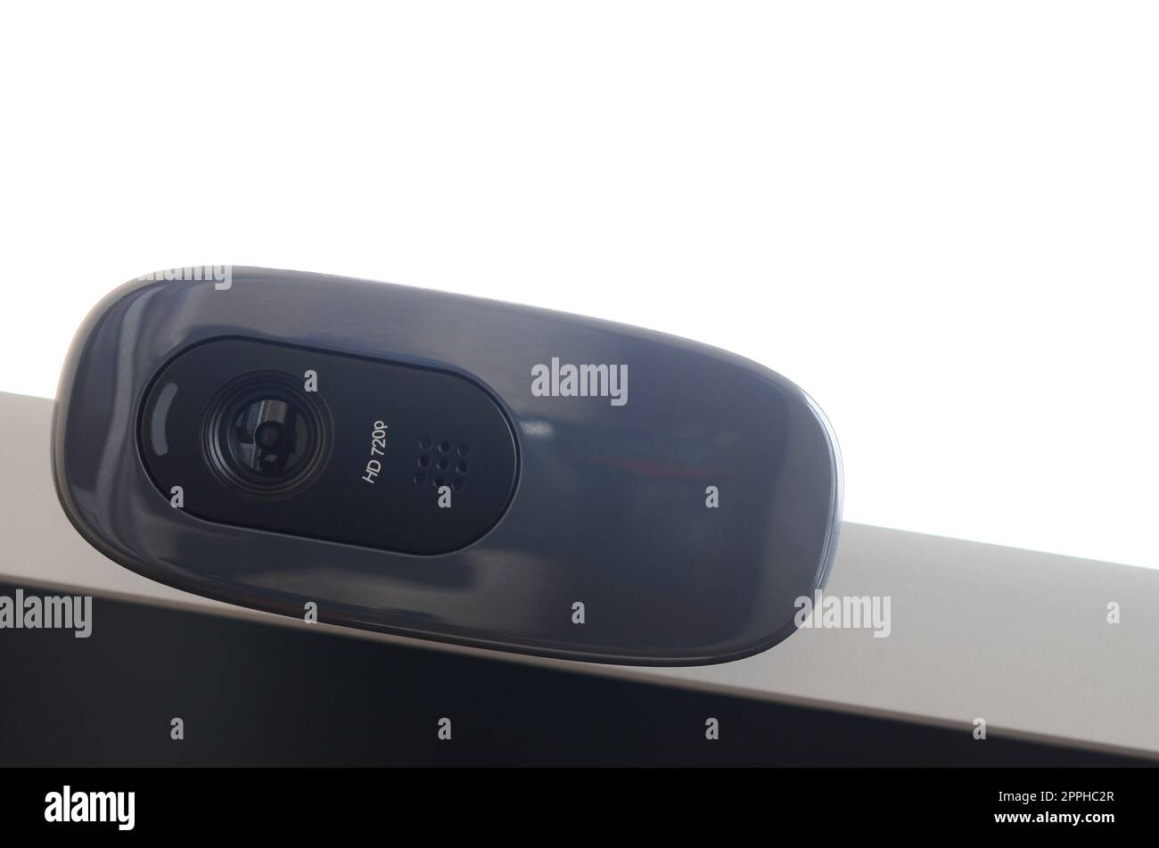 Une webcam moderne est installée sur le boîtier d'un moniteur à écran plat. Périphérique de communication vidéo et d'enregistrement vidéo de haute qualité Banque D'Images