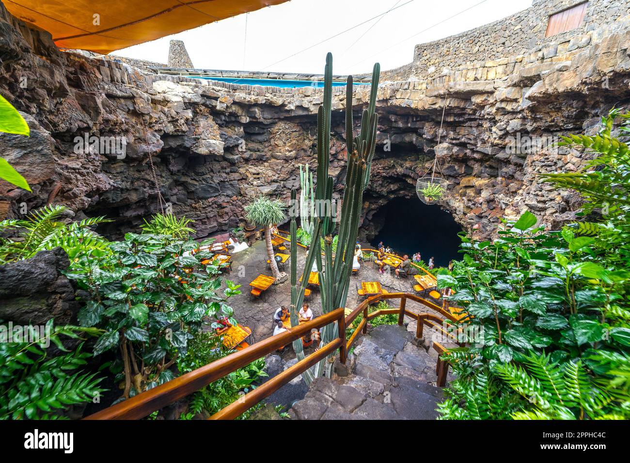 LANZAROTE, ÎLES CANARIES - 22 JUILLET 2022 : attraction touristique célèbre - Los Jameos Del Agua. Partie d’un tube de lave (1,5 km) créé par l’éruption du volcan Monte Corona Banque D'Images