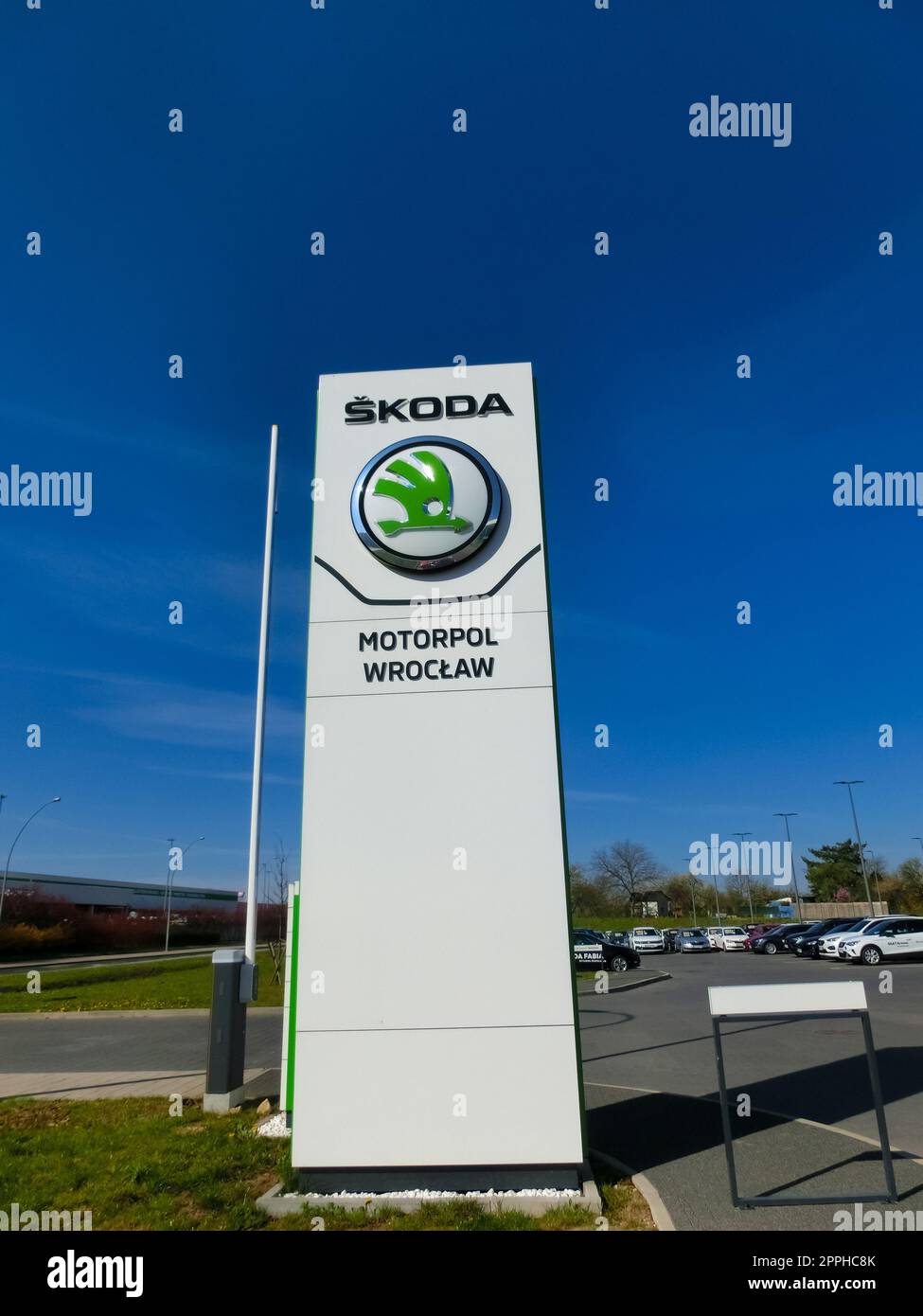 Emblème de Skoda Auto, constructeur automobile tchèque. Pas de gens, ciel bleu. Banque D'Images