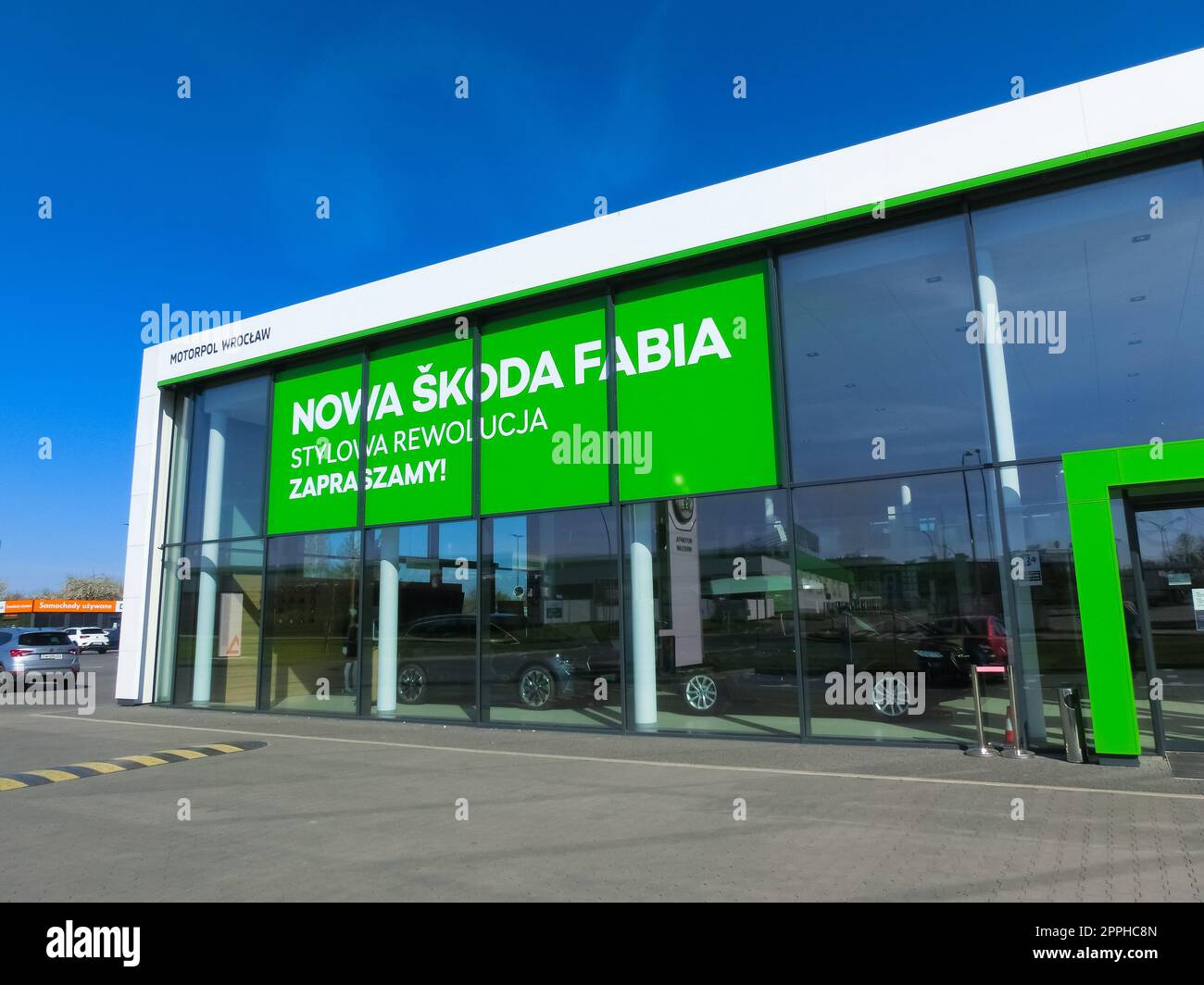 Bâtiment de magasin d'entreprise avec un emblème de Skoda Auto, constructeur automobile tchèque. Banque D'Images