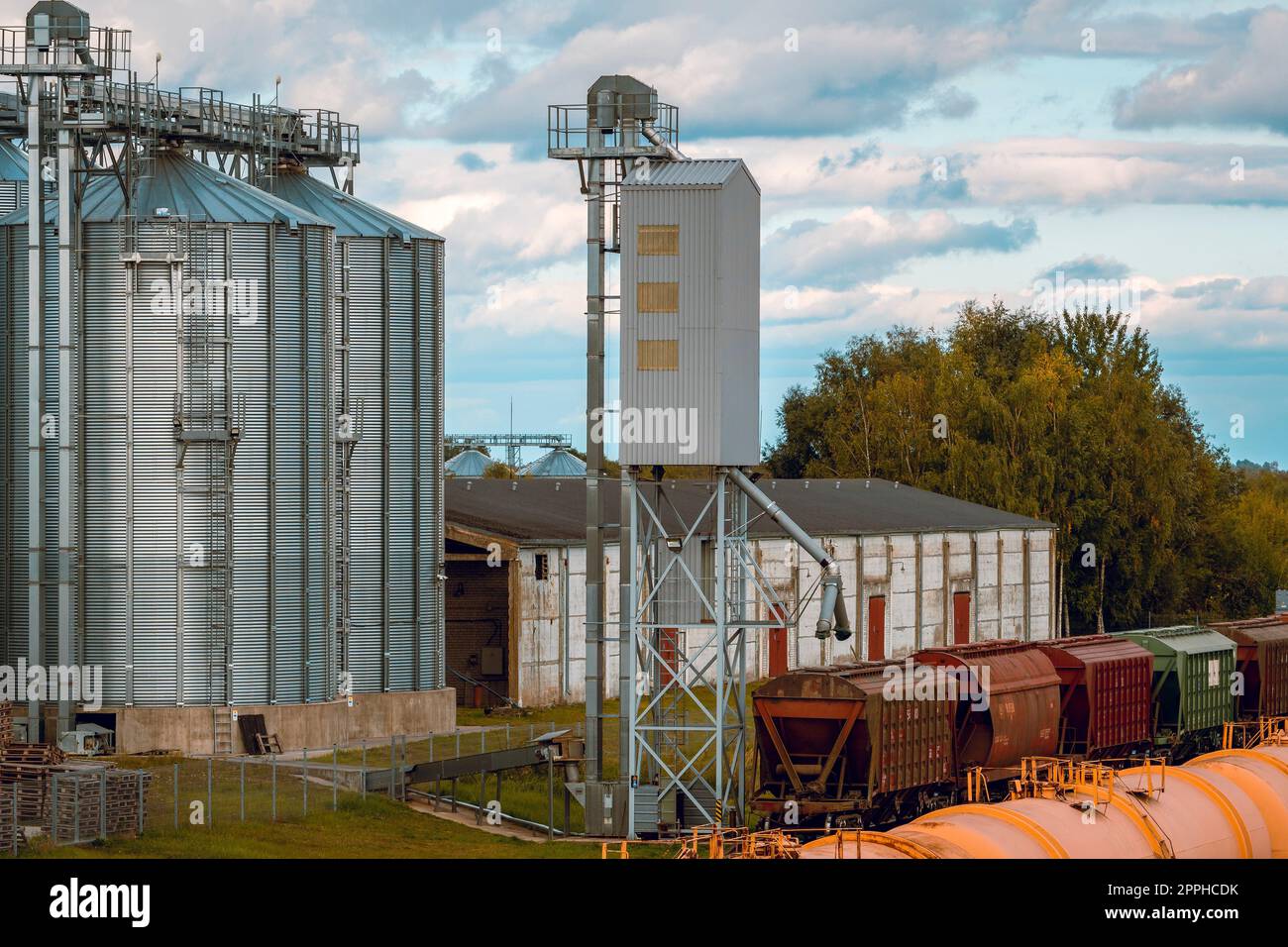 Bâtiment industriel et voie ferrée avec conteneurs de fret et silo Banque D'Images