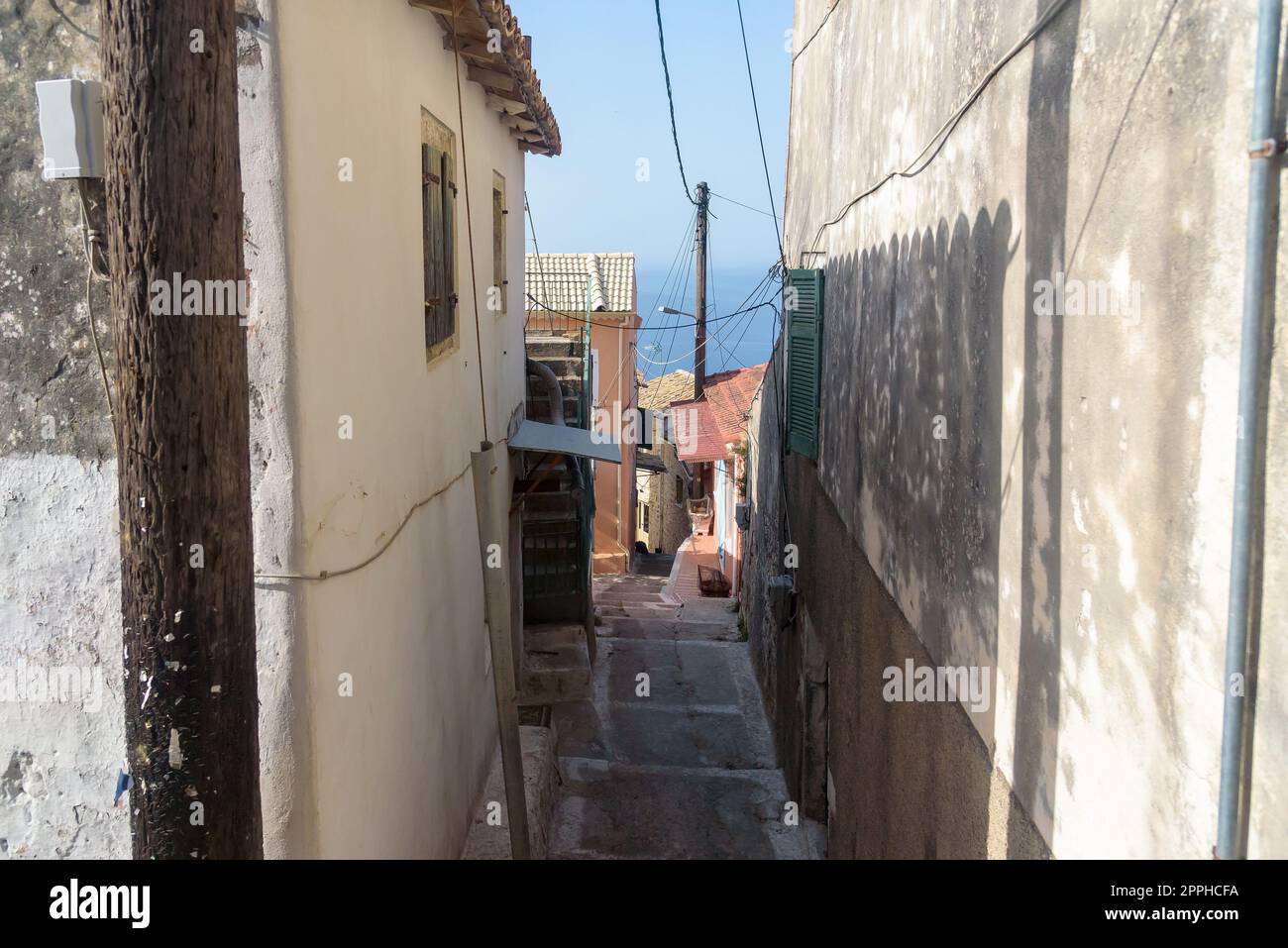 Rue étroite dans le village de Lakones sur l'île de Corfou Banque D'Images