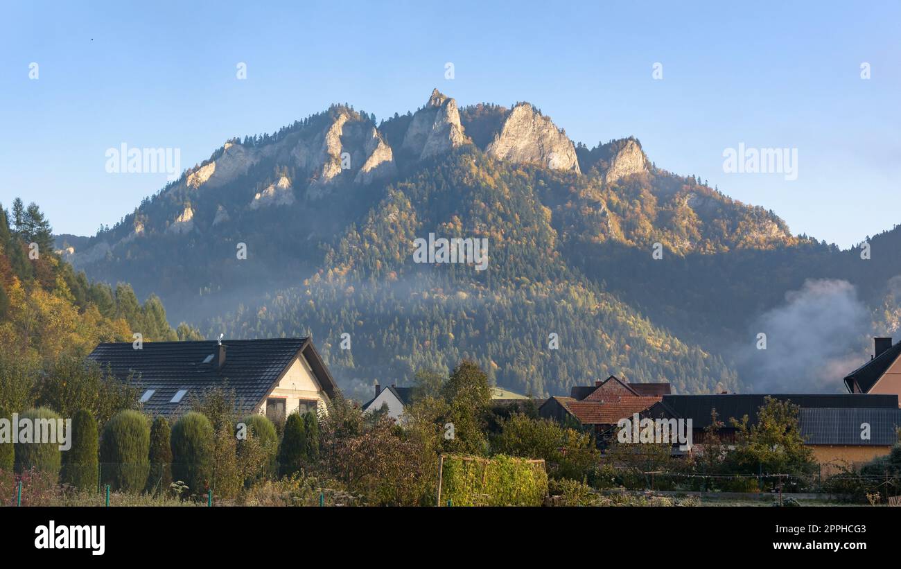 Trois couronnes culminent dans les montagnes Pieniny dans le brouillard matinal Banque D'Images