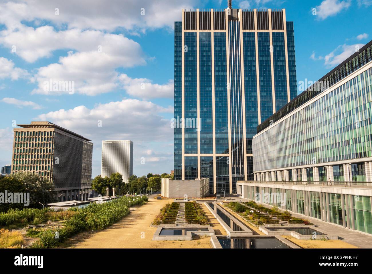 Bâtiments modernes en verre et jardin botanique à Bruxelles Banque D'Images