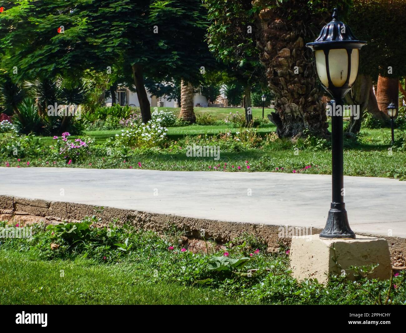 lanterne sur un chemin dans le jardin d'un complexe résidentiel Banque D'Images