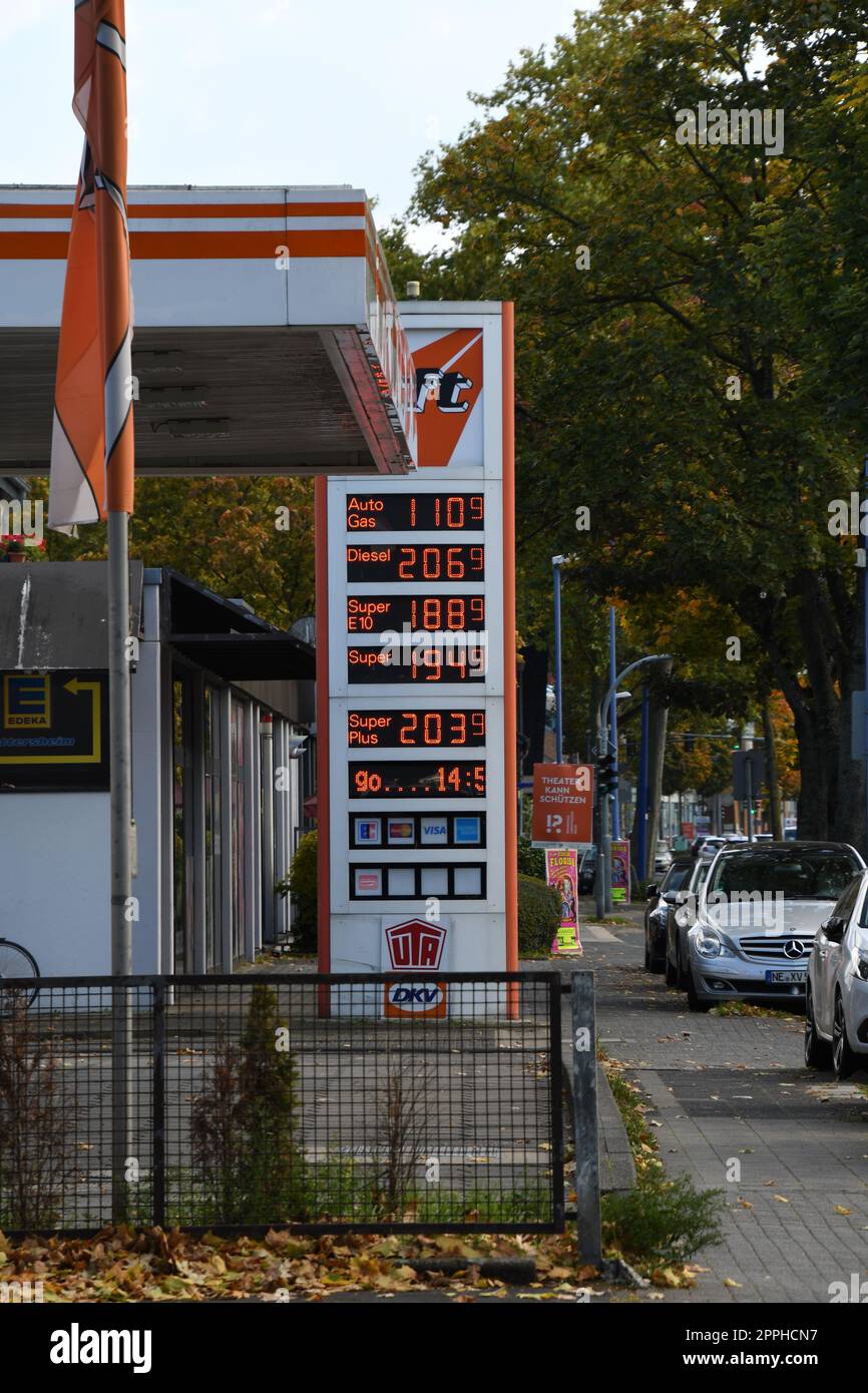 Affichage des prix des stations-service avec des prix records en Allemagne, 2022 Banque D'Images
