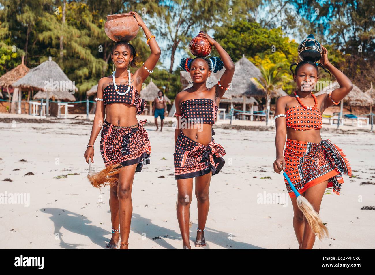 Des femmes avec des vêtements kenyans typiques se promènent sur la plage Banque D'Images
