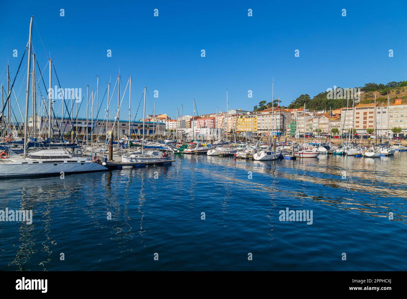 Yachts amarrés et bateaux de pêche Banque D'Images