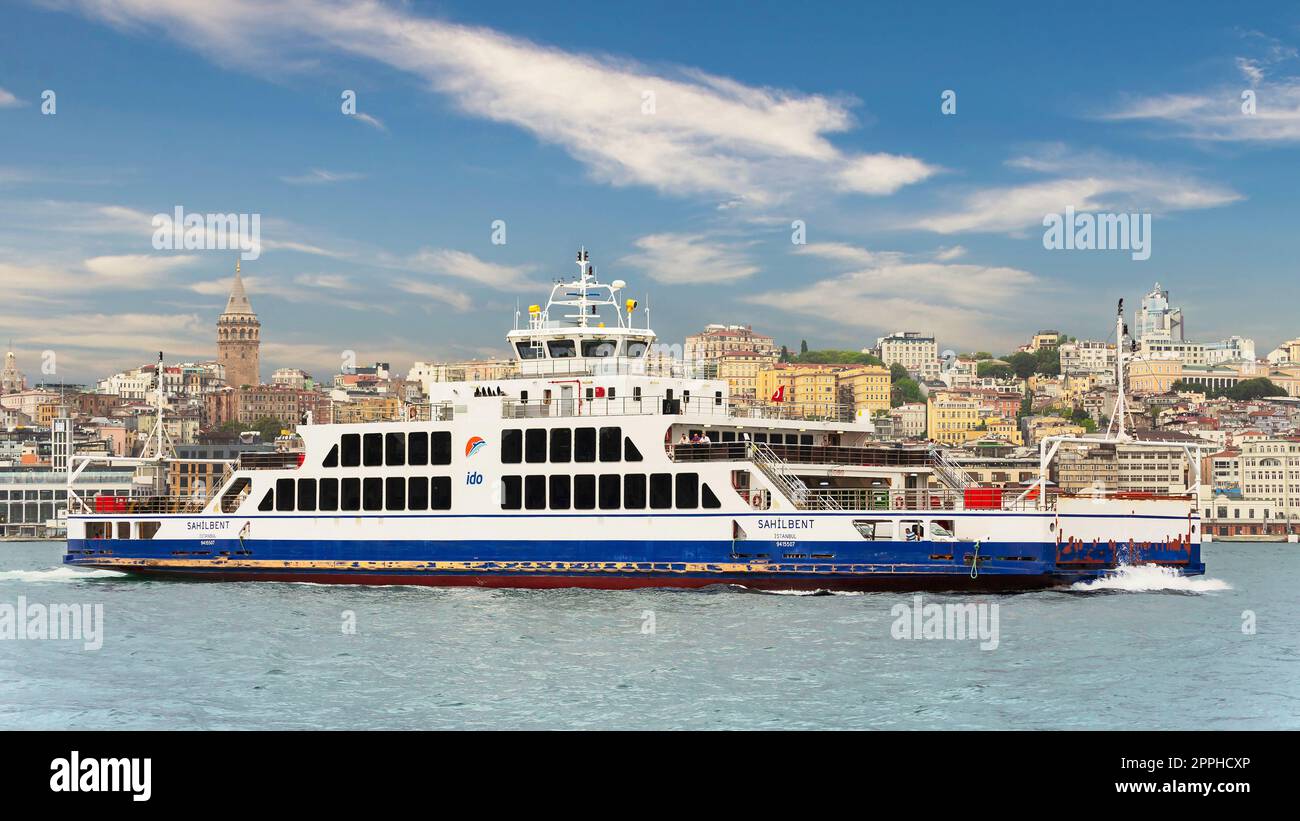 Bateau ferry moderne naviguant dans le détroit du Bosphore avec la Tour Galata en arrière-plan, Istanbul, Turquie Banque D'Images