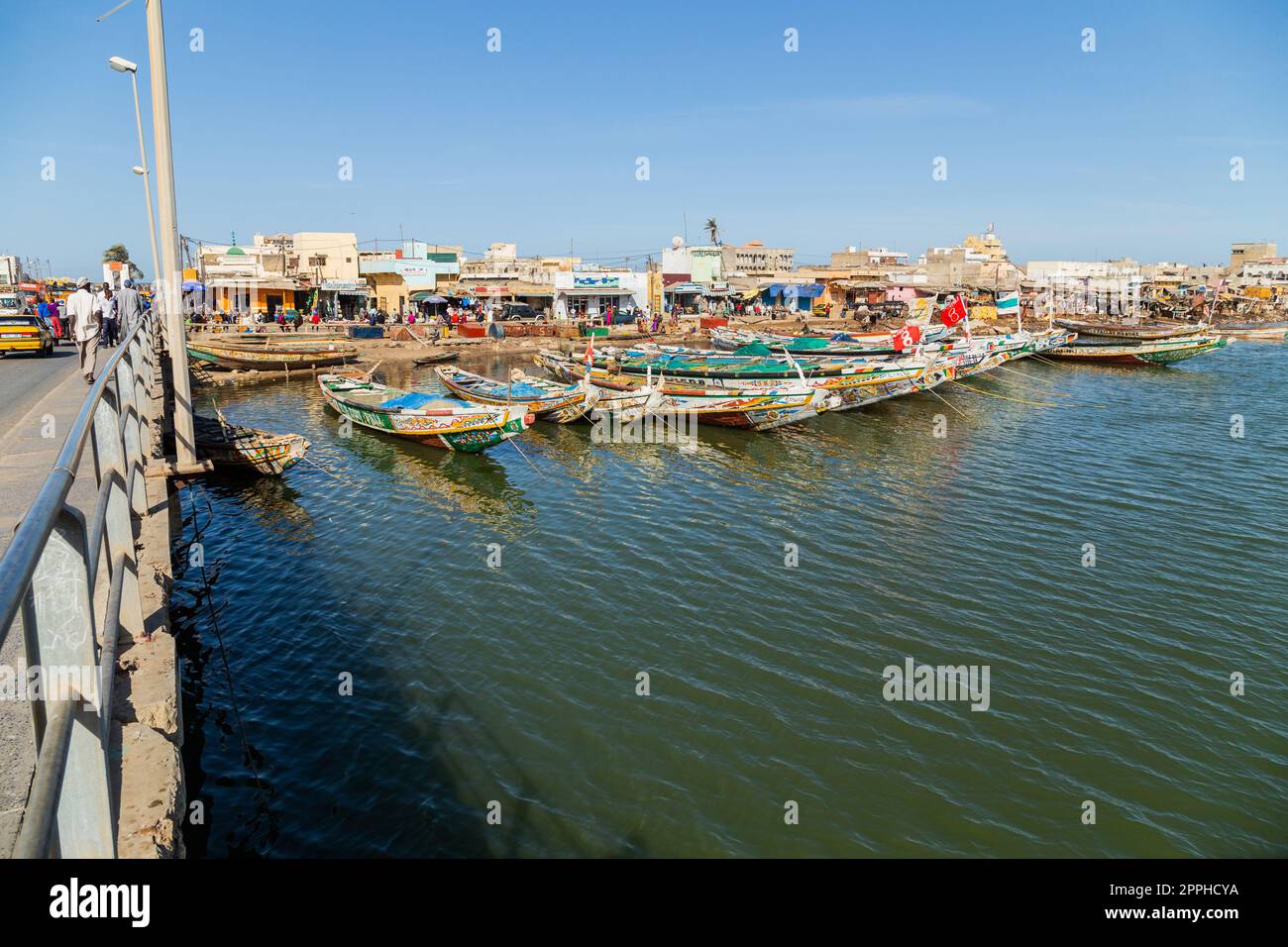 Bateaux de pêche reposant sur la rive du fleuve sénégal Banque D'Images