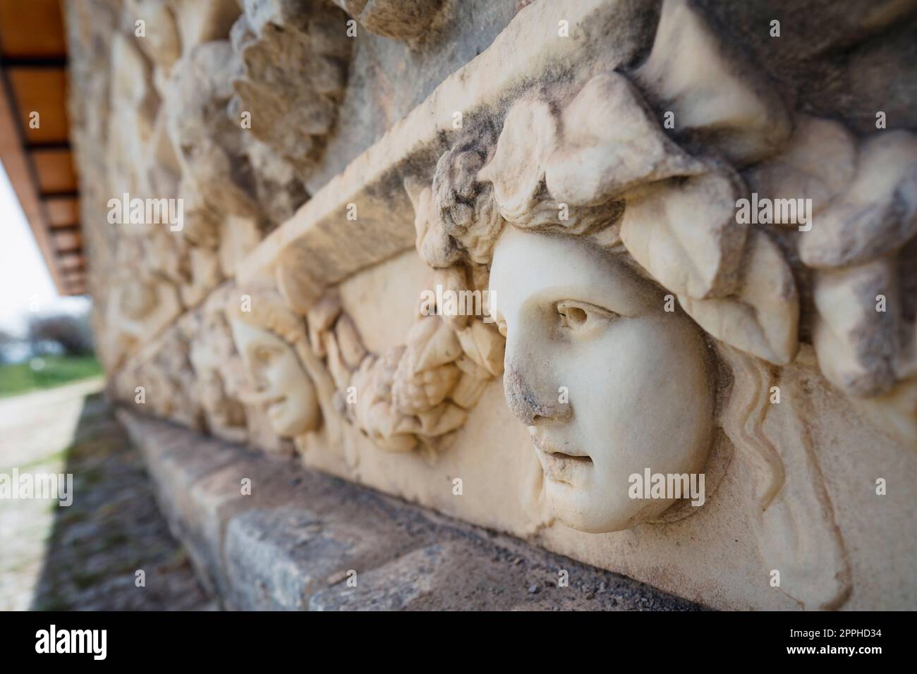 Frises représentant divers dieux, déesses et têtes de portrait à Aphrodisias, Turquie Banque D'Images
