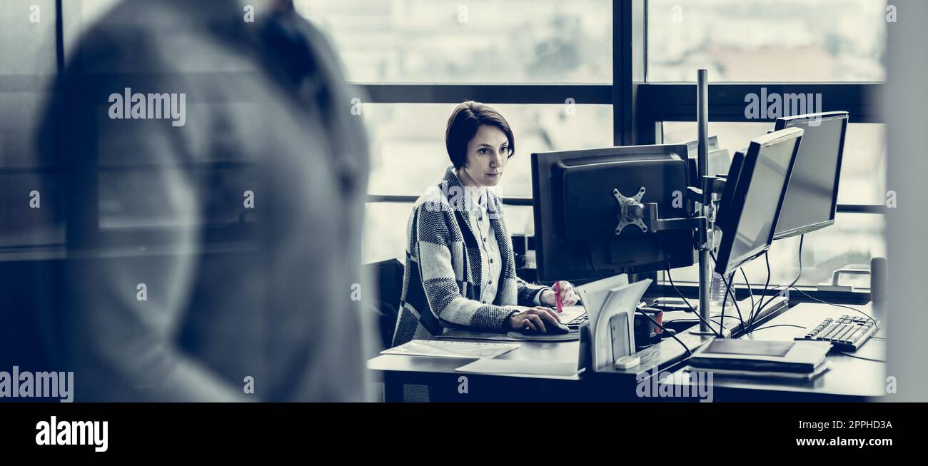 Assistant personnel travaillant dans le bureau de l'entreprise. Concept d'entreprise et d'entrepreneuriat Banque D'Images