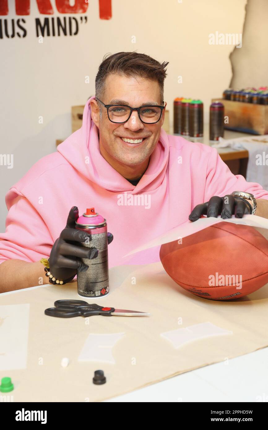 Carsten Spengemann, événement caritatif dans l'exposition Banksy dans l'ancien bâtiment Galeria Kaufhof où les célébrités peignent des choses avec des motifs Banksy pour qu'elles puissent être vendues aux enchères, Hambourg, 24.10.2022 Banque D'Images