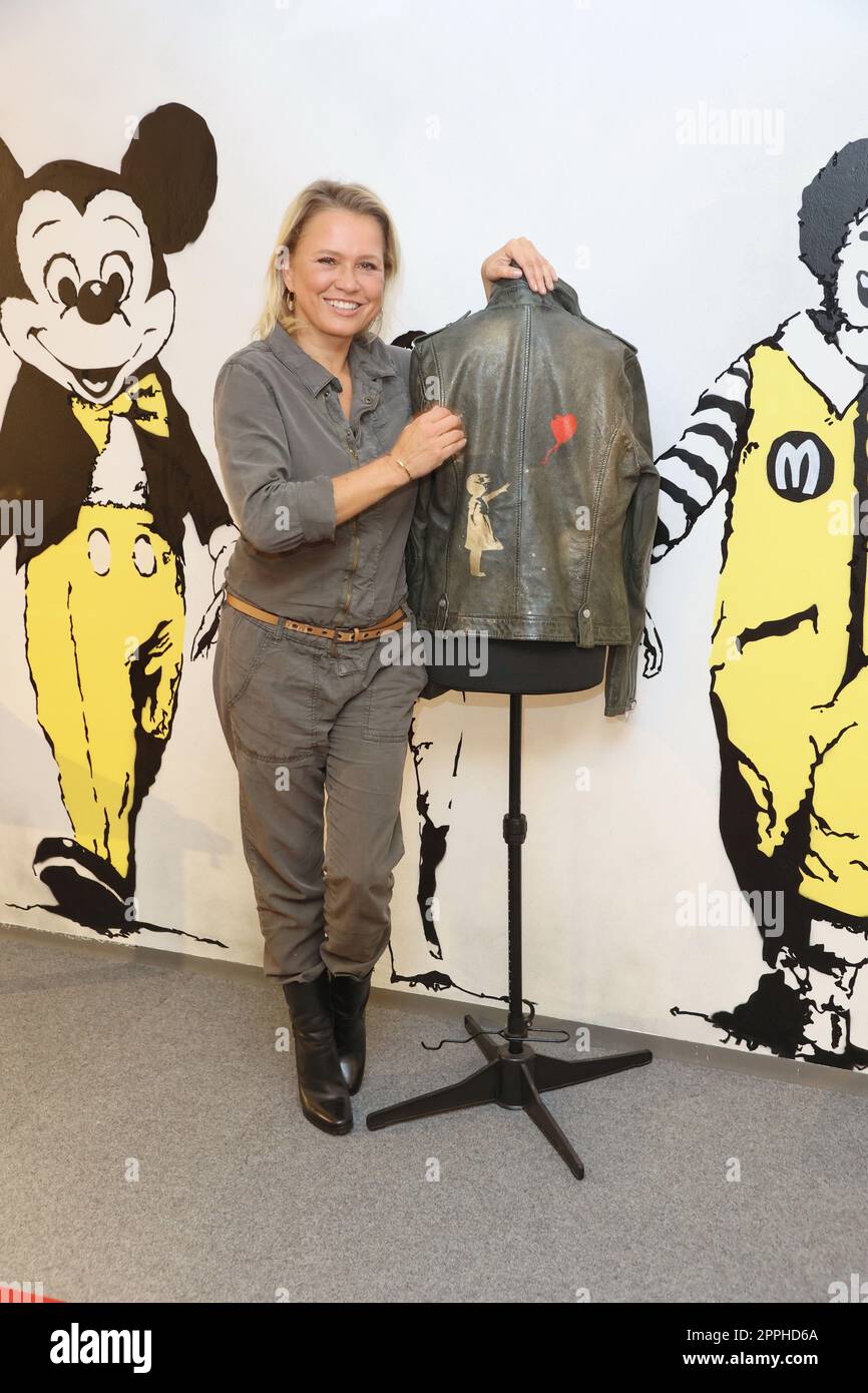 Nova Meierhenrich,événement caritatif dans l'exposition Banksy dans l'ancien bâtiment Galeria Kaufhof où les célébrités peignent des choses avec des motifs Banksy afin qu'elles puissent être vendues aux enchères, Hambourg, 24.10.2022 Banque D'Images