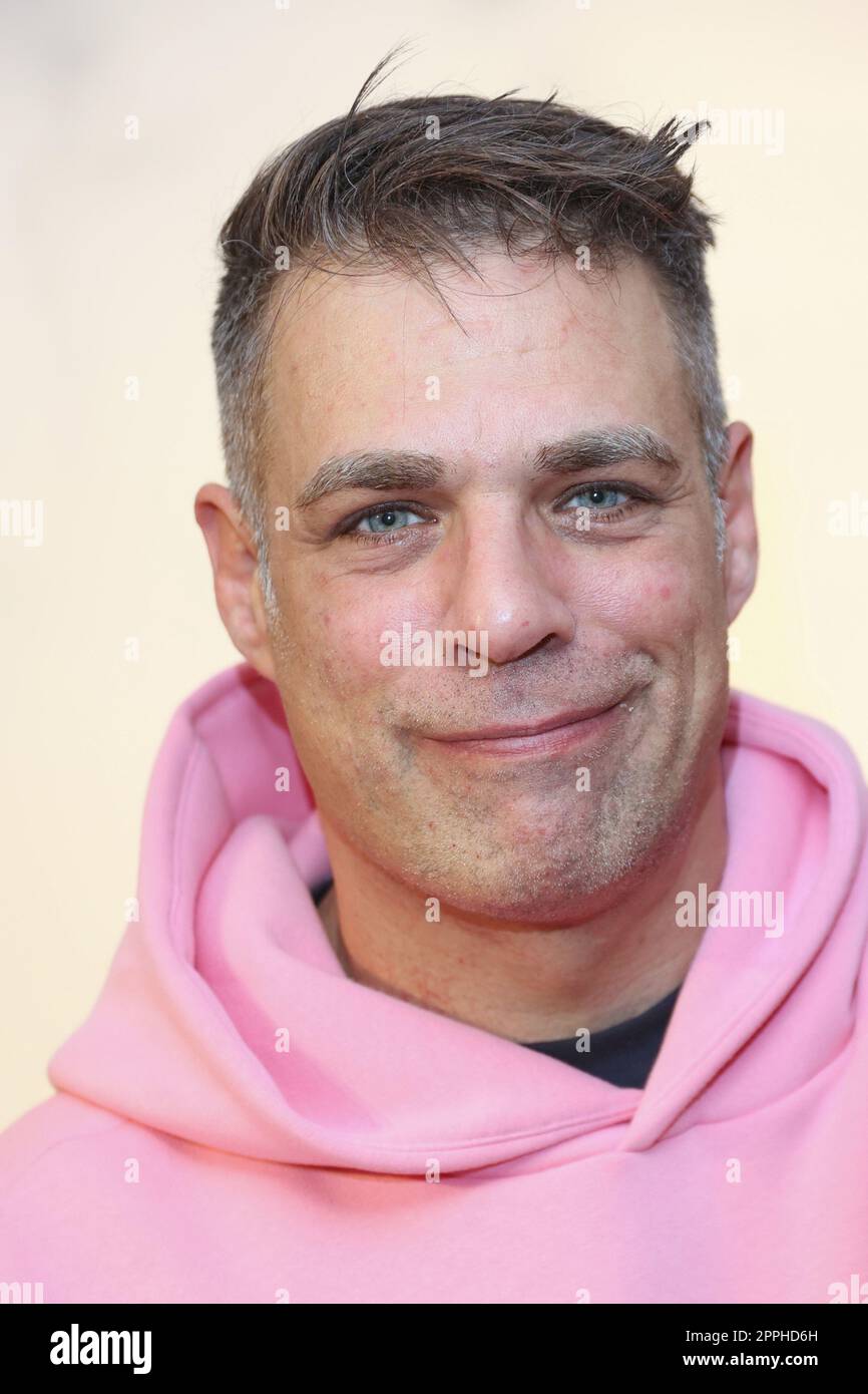 Carsten Spengemann, événement caritatif dans l'exposition Banksy dans l'ancien bâtiment Galeria Kaufhof où les célébrités peignent des choses avec des motifs Banksy pour qu'elles puissent être vendues aux enchères, Hambourg, 24.10.2022 Banque D'Images