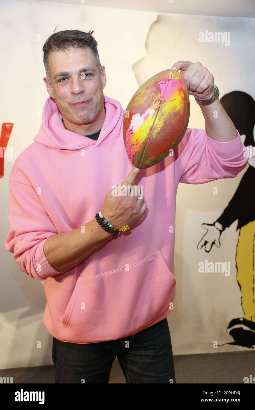 Carsten Spengemann, événement caritatif dans l'exposition Banksy dans l'ancien bâtiment Galeria Kaufhof où les célébrités peignent des choses avec des motifs Banksy pour qu'elles puissent être vendues aux enchères, Hambourg, 24.10.2022 Banque D'Images