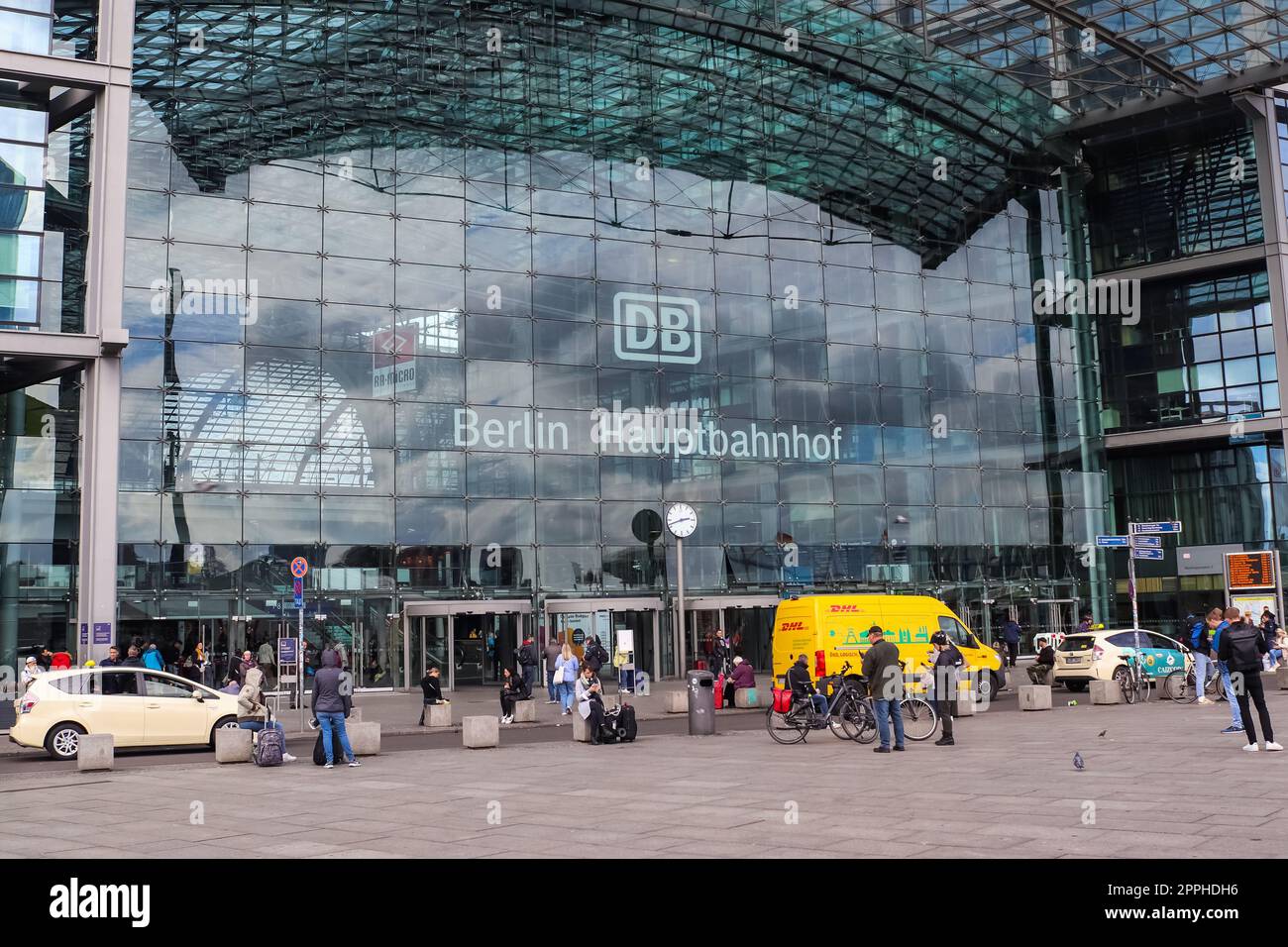 Berlin, Allemagne - 03. Octobre 2022 : la gare principale dans la capitale allemande Berlin avec un nombre moyen de visiteurs. Banque D'Images