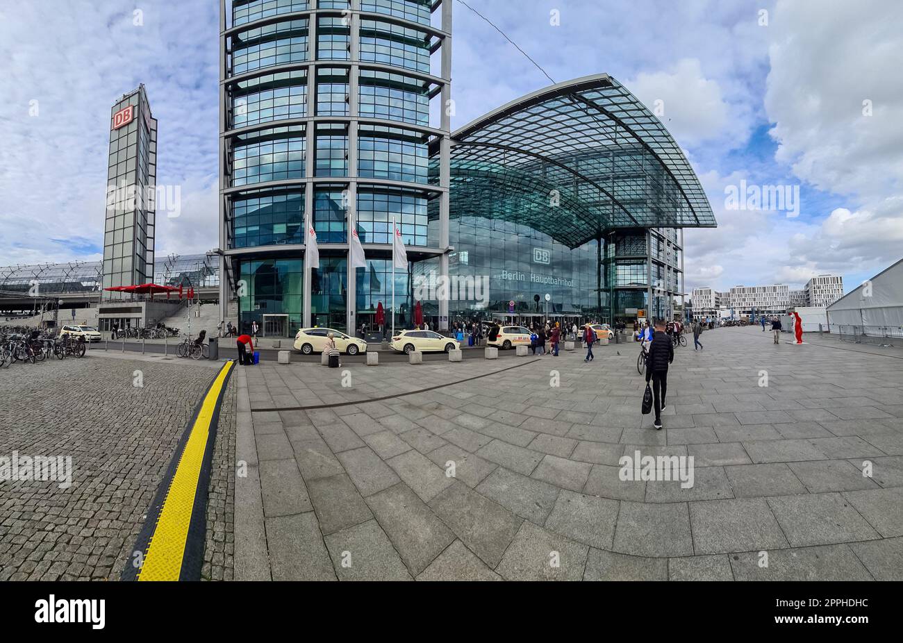 Berlin, Allemagne - 03. Octobre 2022 : la gare principale dans la capitale allemande Berlin avec un nombre moyen de visiteurs. Banque D'Images
