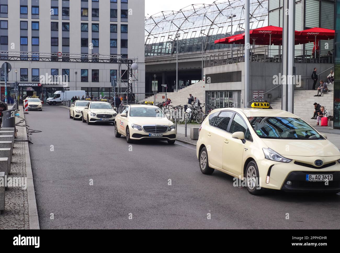 Berlin, Allemagne - 03. Octobre 2022 : la gare principale dans la capitale allemande Berlin avec un nombre moyen de visiteurs. Banque D'Images
