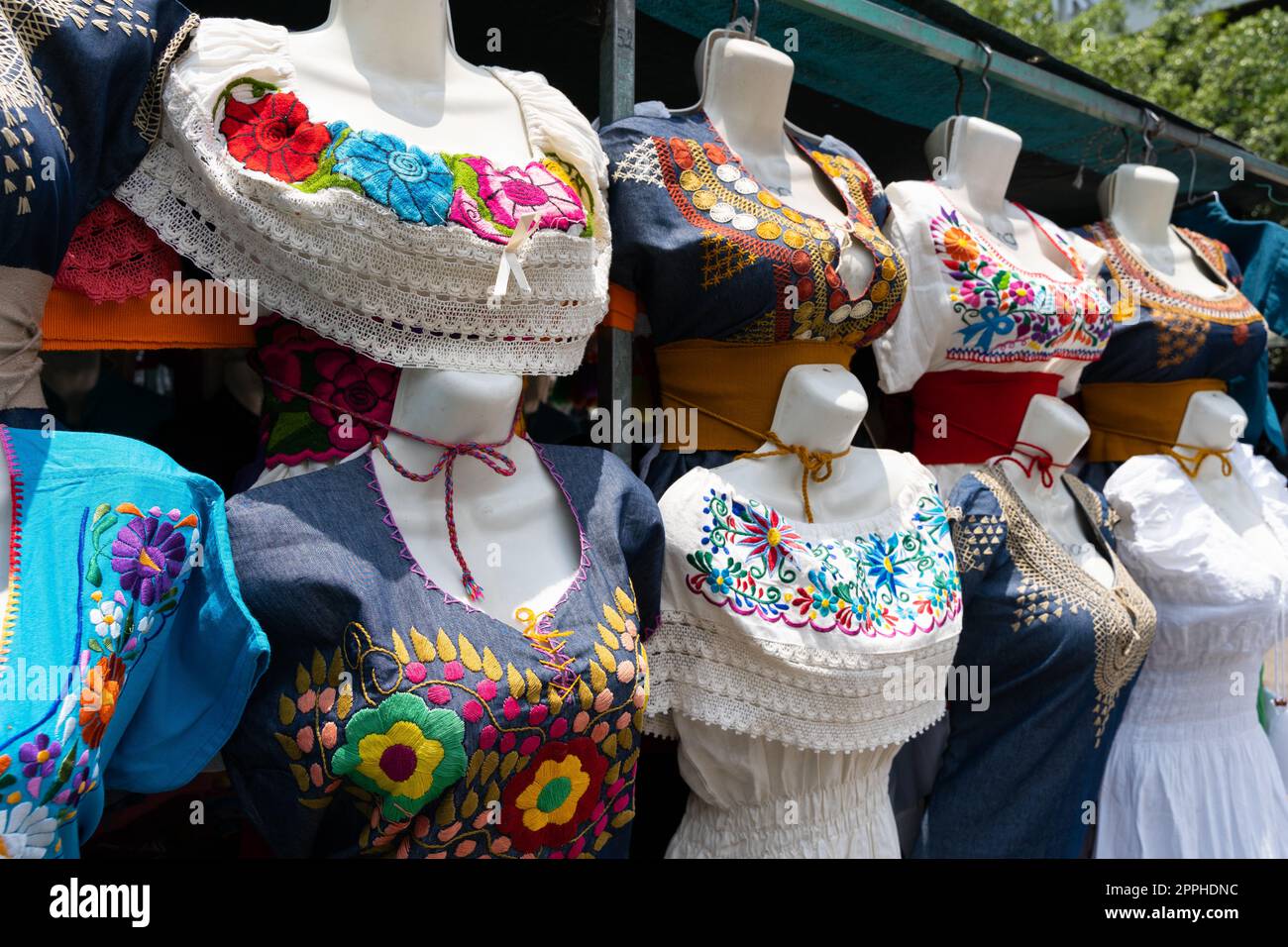 Robes brodées mexicaines sur le stand du marché de rue Banque D'Images