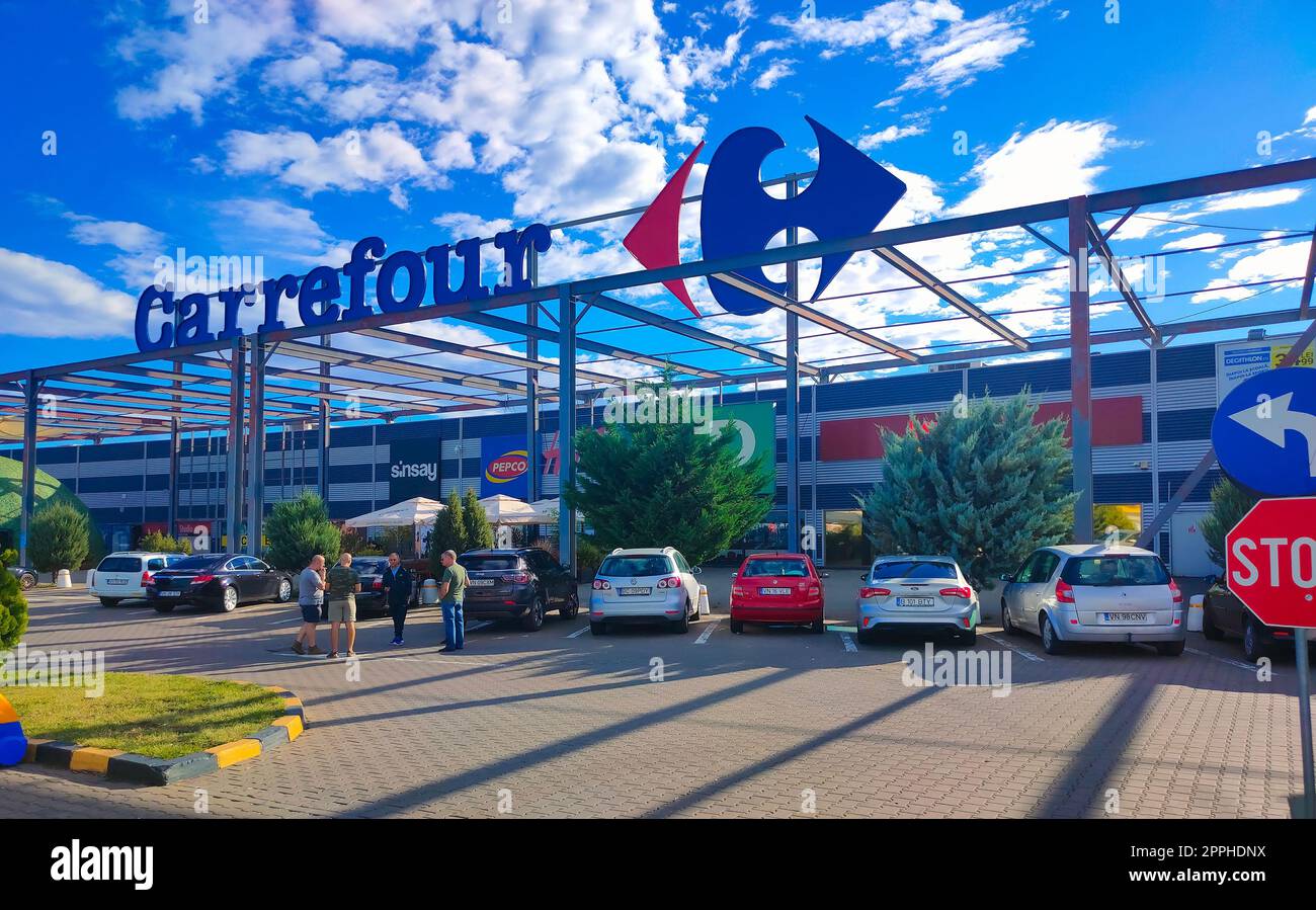 Focsani, Roumanie - 12 septembre 2022 : hypermarché Carrefour Banque D'Images