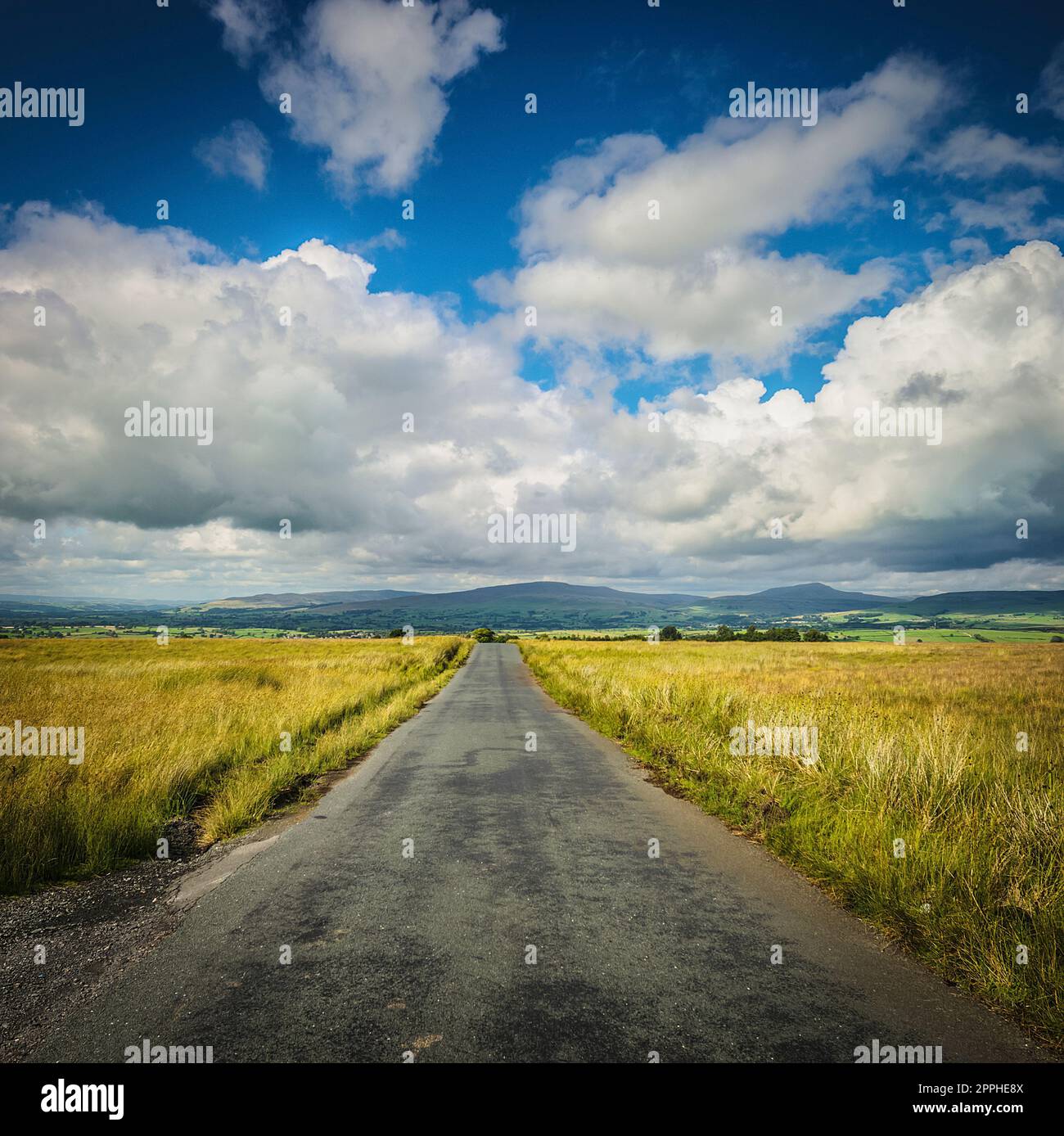 La route de Tatham est tombée vers Bentham, dans le nord de l'Angleterre. Banque D'Images