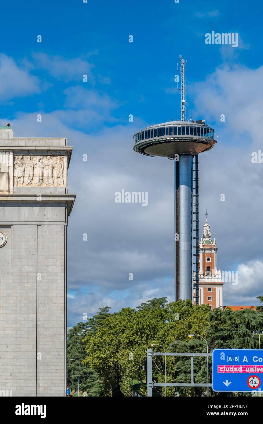 MADRID, ESPAGNE – 5 OCTOBRE 2021 : vue de l'arc de triomphe 'Arco de la Victoria' construit en 1956 et de la tour de transmission 'Faro de Moncloa' construite en 1992 dans le quartier de Moncloa à Madrid, Espagne Banque D'Images