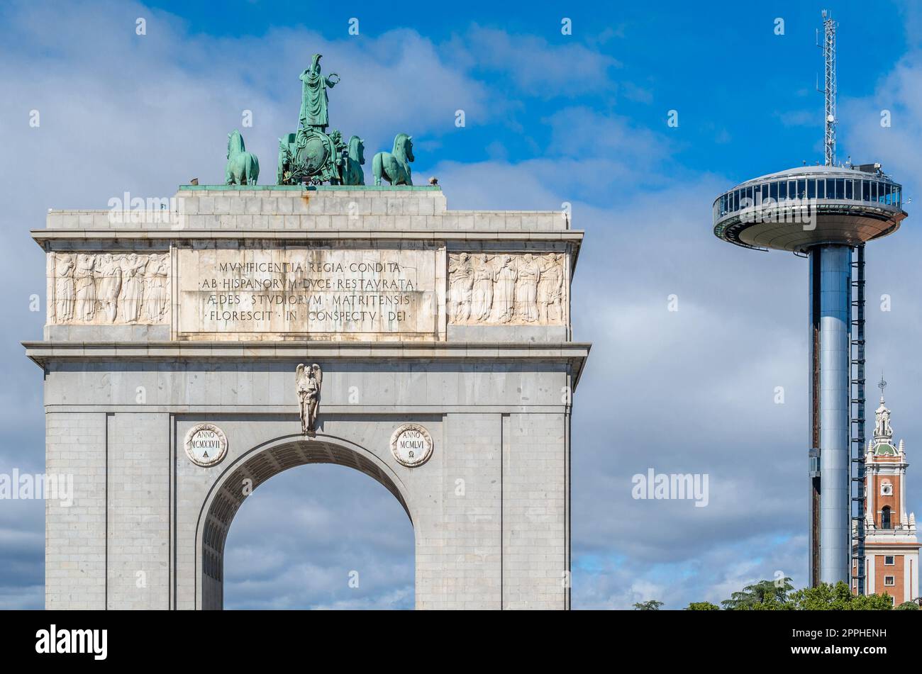 MADRID, ESPAGNE – 5 OCTOBRE 2021 : vue de l'arc de triomphe 'Arco de la Victoria' construit en 1956 et de la tour de transmission 'Faro de Moncloa' construite en 1992 dans le quartier de Moncloa à Madrid, Espagne Banque D'Images
