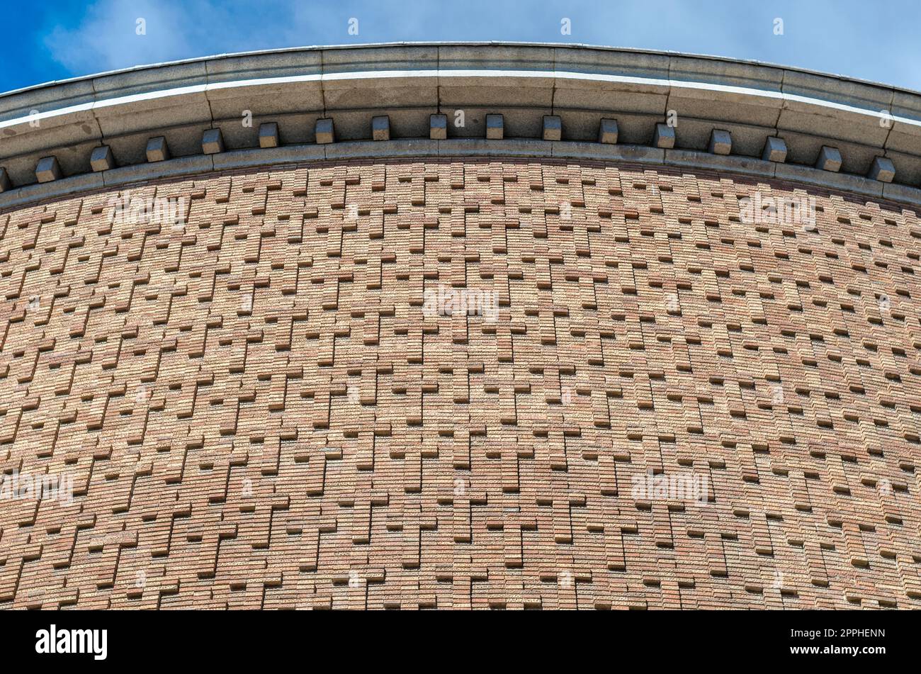 MADRID, ESPAGNE – 5 OCTOBRE 2021 : détail de façade du Conseil municipal du bâtiment du quartier Moncloa-Aravaca à Madrid, Espagne, conçu en 1949 par l’architecte Manuel Herrero de Palacios Banque D'Images MADRID, ESPAGNE – 5 OCTOBRE 2021 : détail de façade du Conseil municipal du bâtiment du quartier Moncloa-Aravaca à Madrid, Espagne, conçu en 1949 par l’architecte Manuel Herrero de Palacios Banque D'Images