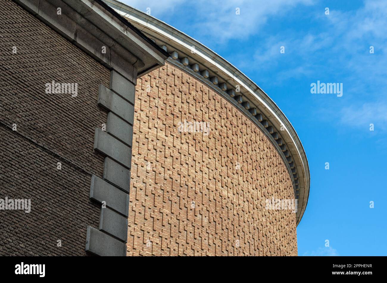 MADRID, ESPAGNE – 5 OCTOBRE 2021 : détail de façade du Conseil municipal du bâtiment du quartier Moncloa-Aravaca à Madrid, Espagne, conçu en 1949 par l’architecte Manuel Herrero de Palacios Banque D'Images MADRID, ESPAGNE – 5 OCTOBRE 2021 : détail de façade du Conseil municipal du bâtiment du quartier Moncloa-Aravaca à Madrid, Espagne, conçu en 1949 par l’architecte Manuel Herrero de Palacios Banque D'Images