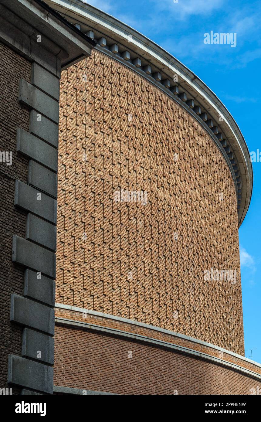 MADRID, ESPAGNE – 5 OCTOBRE 2021 : détail de façade du Conseil municipal du bâtiment du quartier Moncloa-Aravaca à Madrid, Espagne, conçu en 1949 par l’architecte Manuel Herrero de Palacios Banque D'Images MADRID, ESPAGNE – 5 OCTOBRE 2021 : détail de façade du Conseil municipal du bâtiment du quartier Moncloa-Aravaca à Madrid, Espagne, conçu en 1949 par l’architecte Manuel Herrero de Palacios Banque D'Images