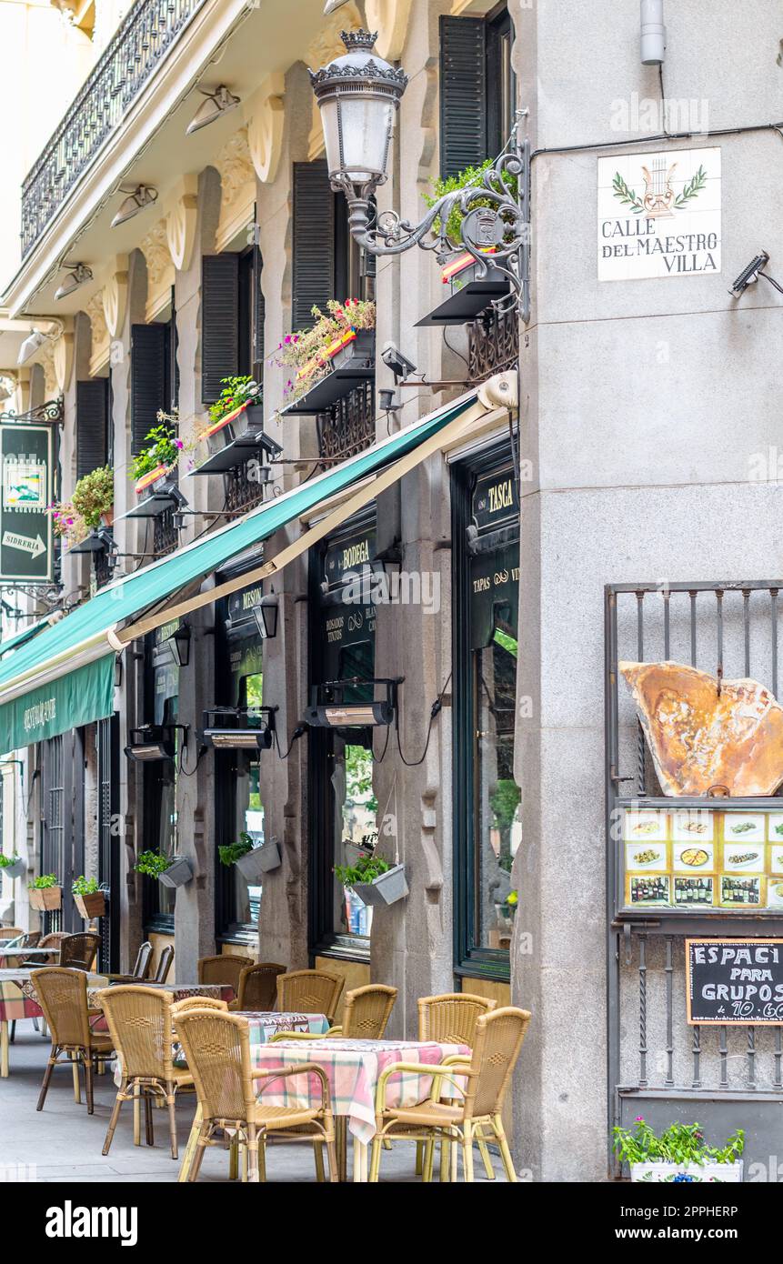 MADRID, ESPAGNE - 4 OCTOBRE 2021 : façade du restaurant Mirador del Arco de Cuchilleros, restaurant traditionnel à Madrid, Espagne Banque D'Images