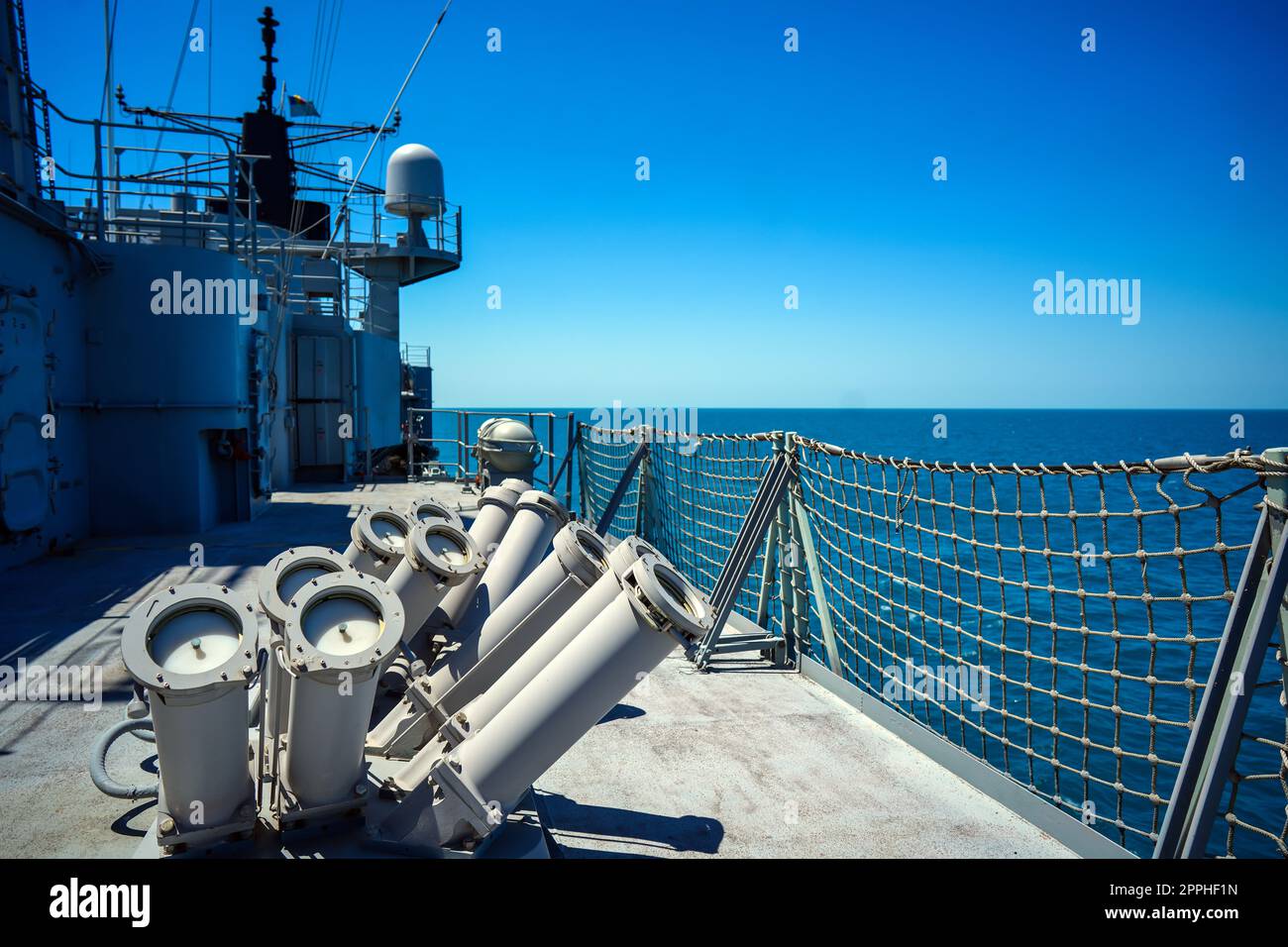Le lanceur de paille est vu sur le pont d'un navire militaire Banque D'Images Le lanceur de paille est vu sur le pont d'un navire militaire Banque D'Images