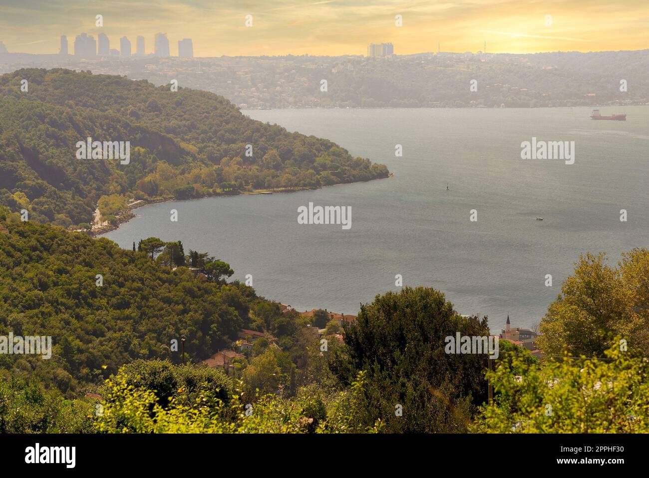 Sommet des montagnes d'Anadolu Kavagi, détroit du Bosphore, Istanbul, Turquie, avec des bois verts, mer calme, au coucher du soleil Banque D'Images
